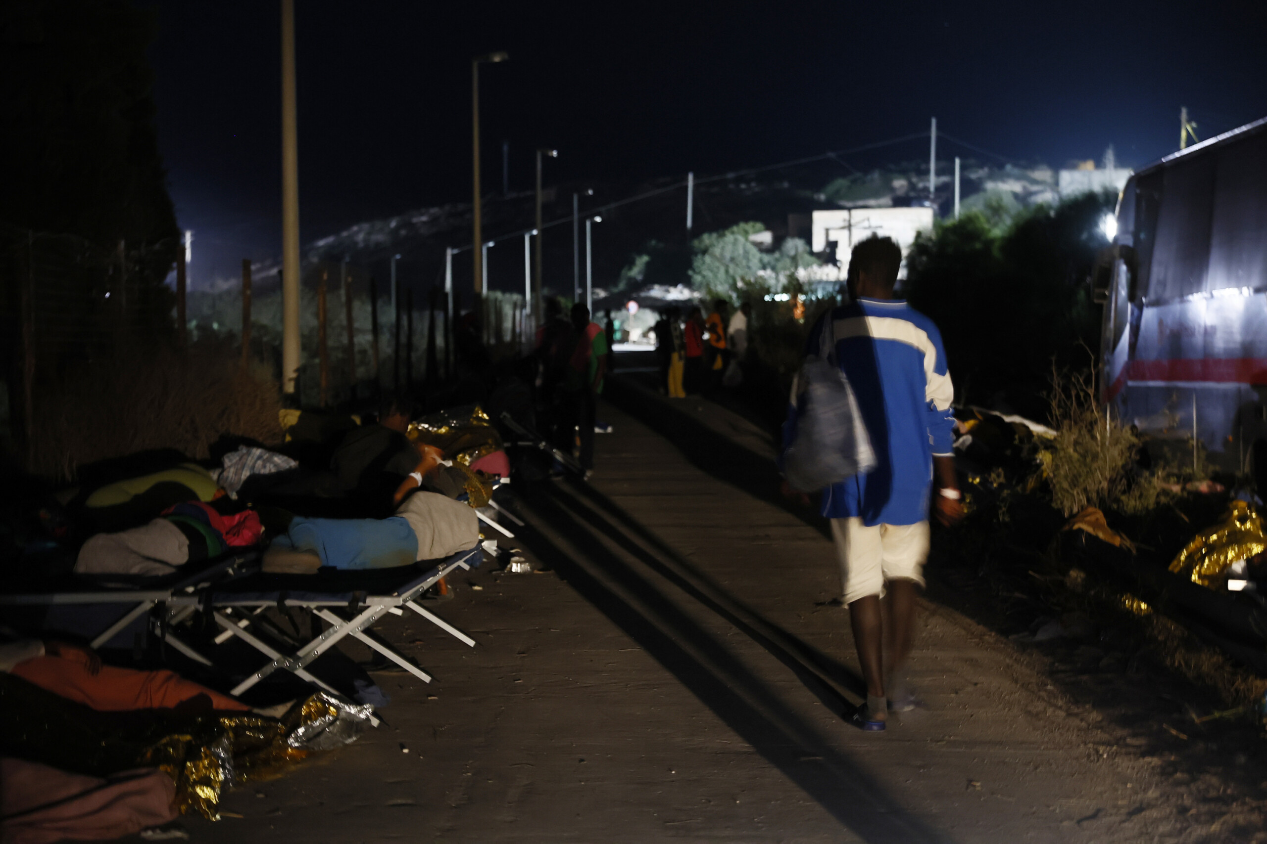 migrants more landings in lampedusa 1535 in the hotspot scaled