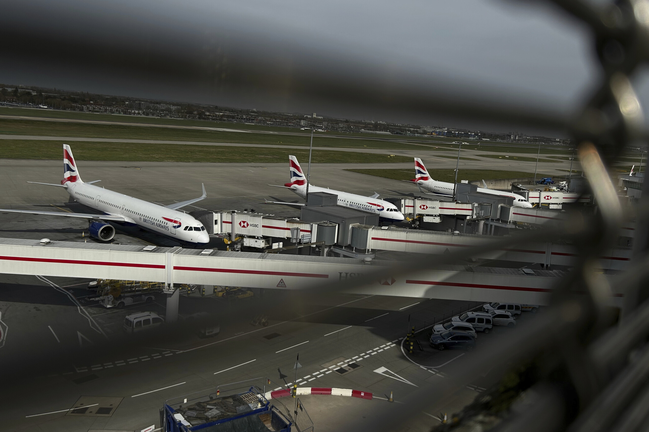 united kingdom heathrow terminal 4 reopens several people rescued scaled