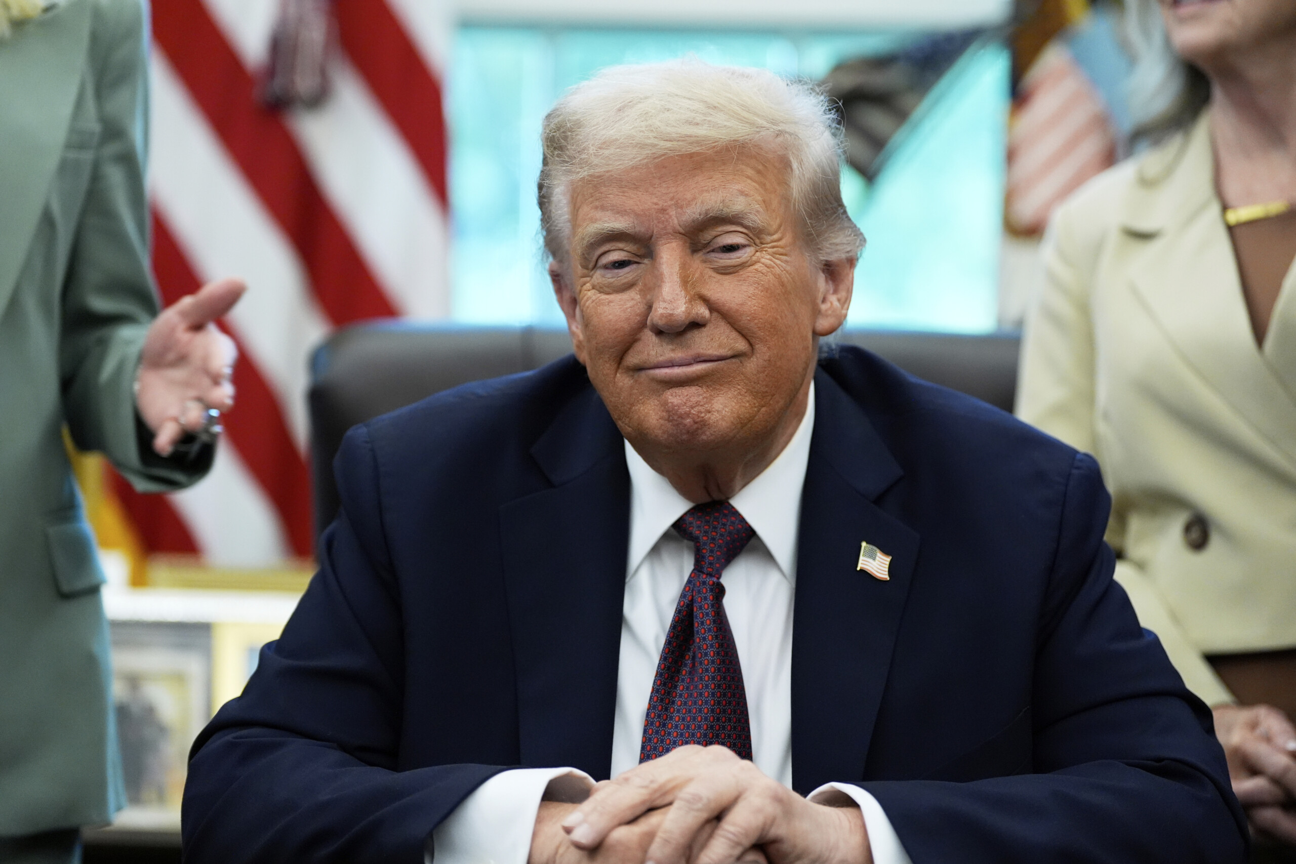 usa trump sues the new york times for 15 billion dollars scaled