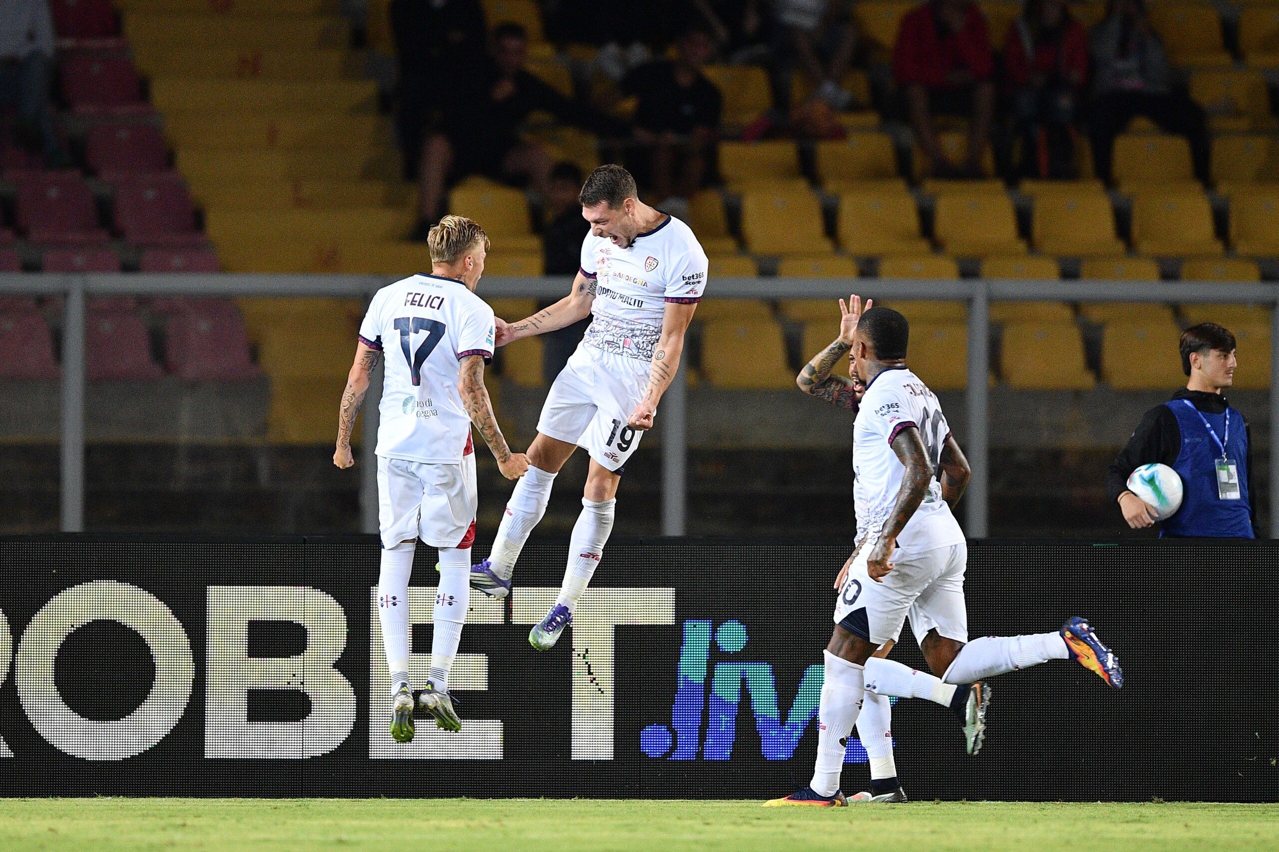 football serie a lecce cagliari 1 2 belotti scores twice scaled