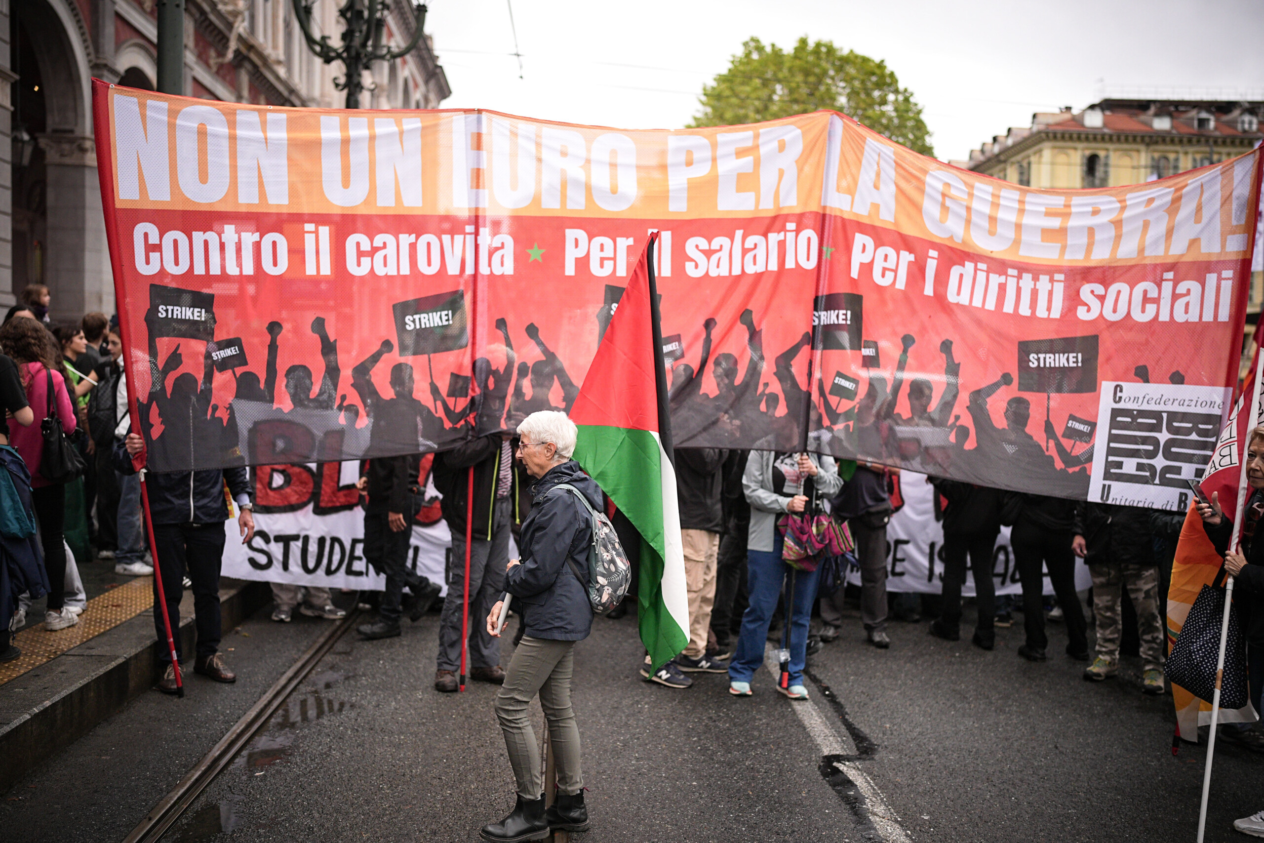 strike for gaza protesters on railway tracks in turin train service suspended scaled