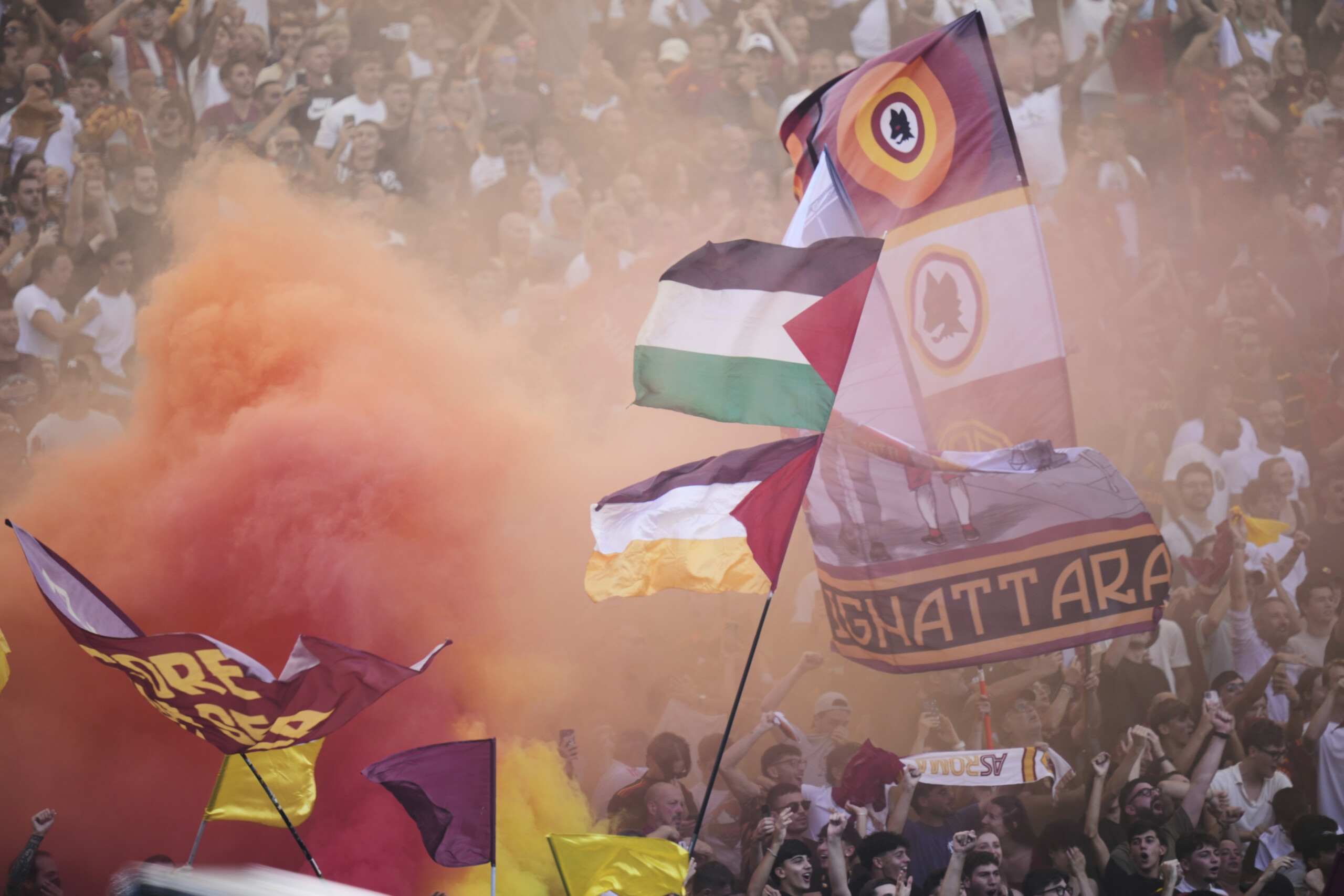 europa league violent clashes in nice 102 roma fans arrested scaled