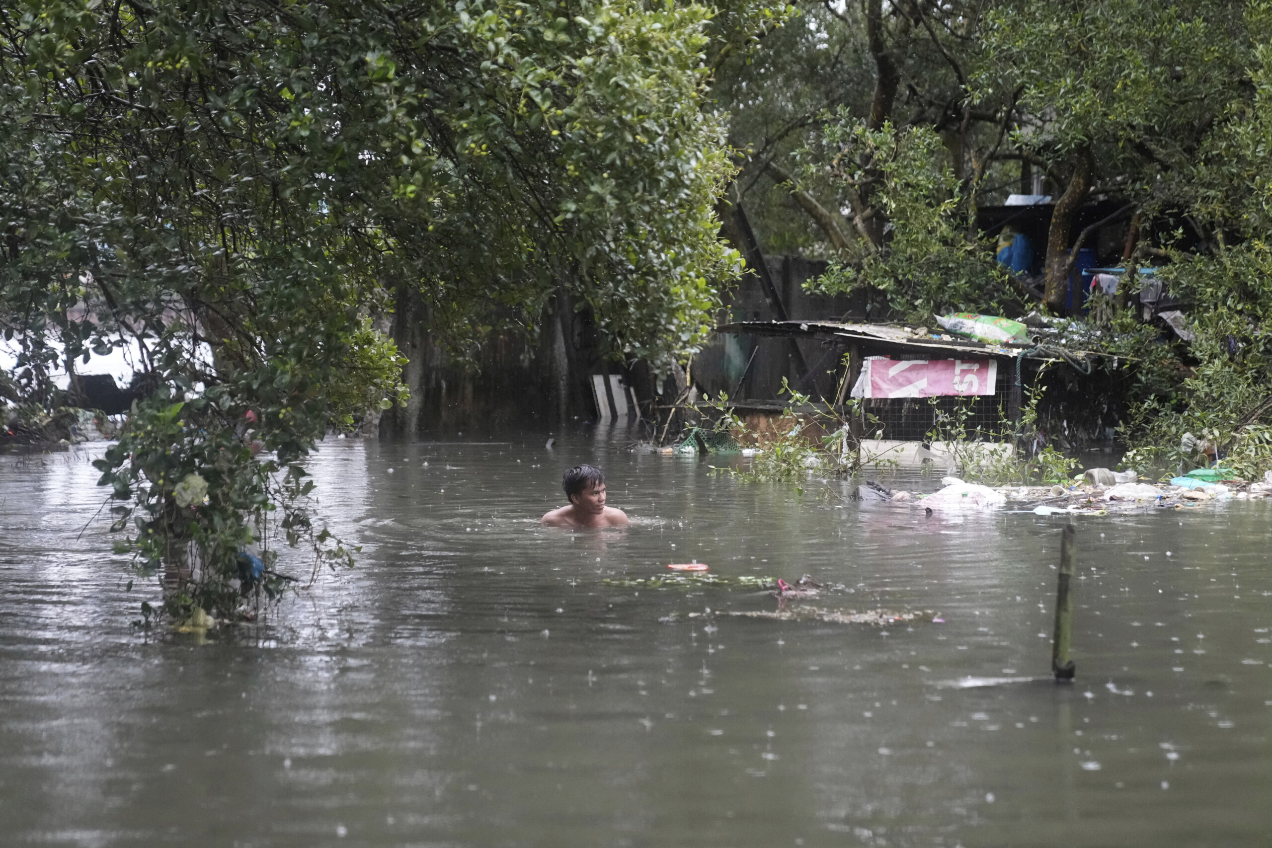 philippines 4 dead and tens of thousands evacuated due to tropical storm scaled
