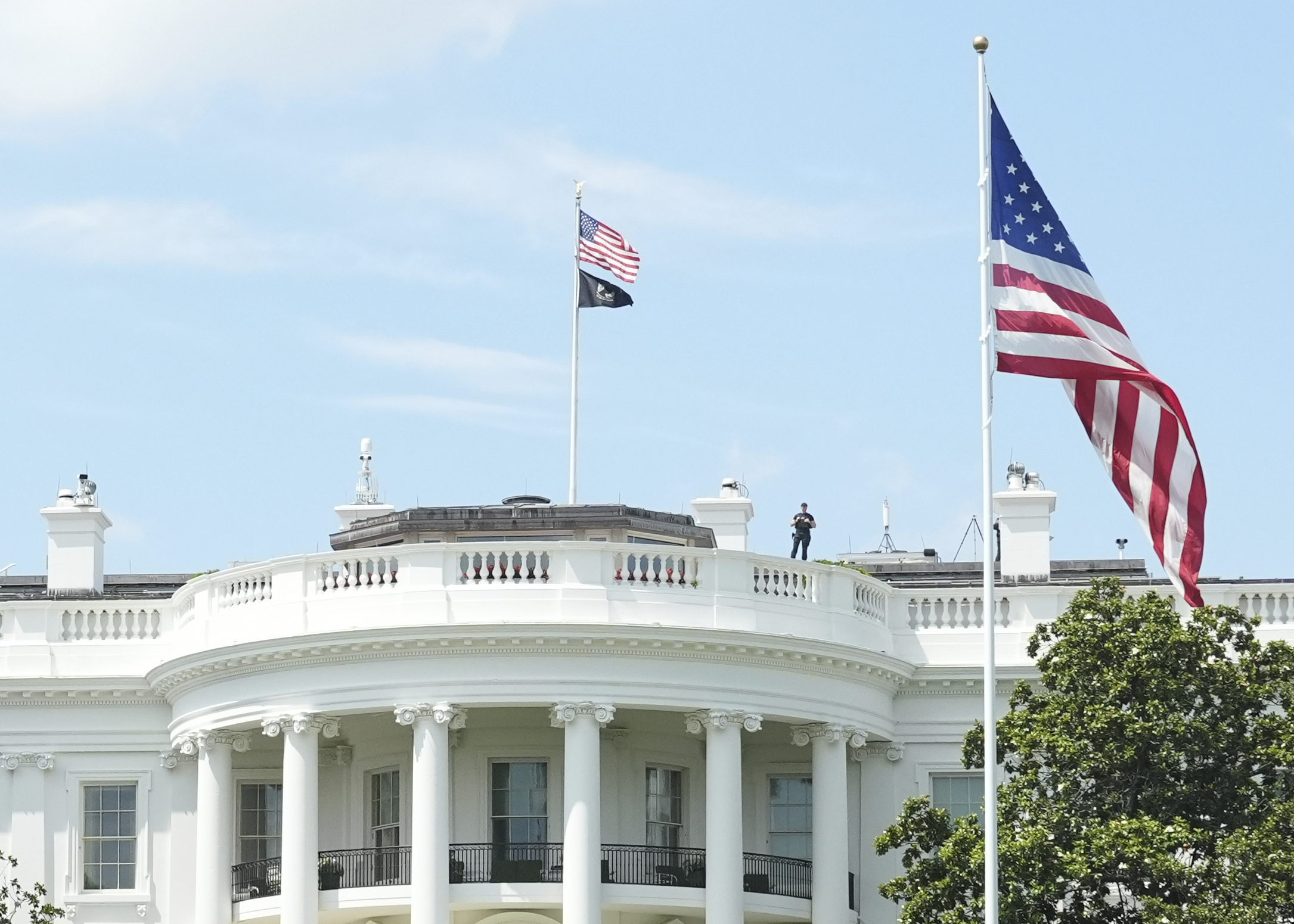 usa secret service suv catches fire outside the white house