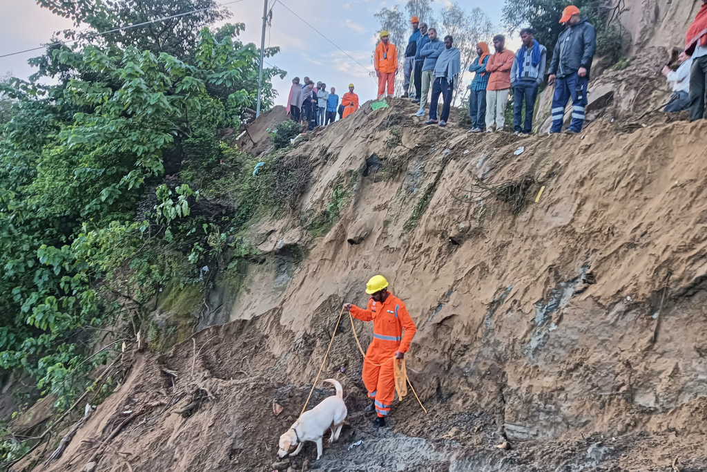 india landslide engulfs bus at least 15 dead