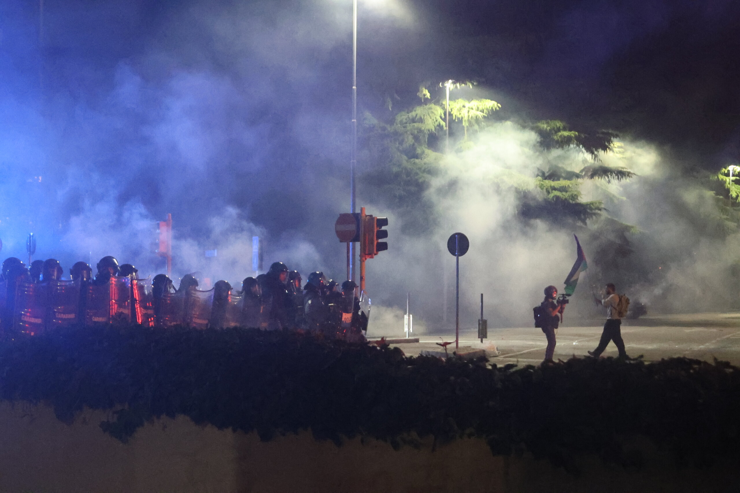 udine 13 detained and 2 arrested for clashes at pro pal demonstration 11 officers injured scaled