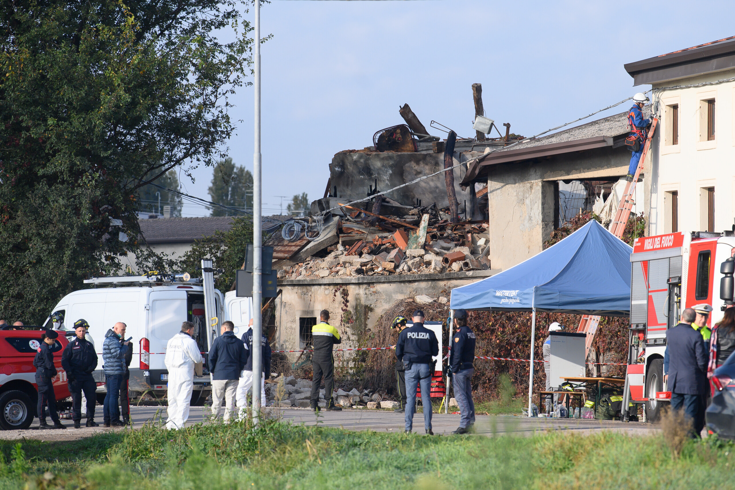 verona explosion in farmhouse picket line and honour guard for coffins scaled