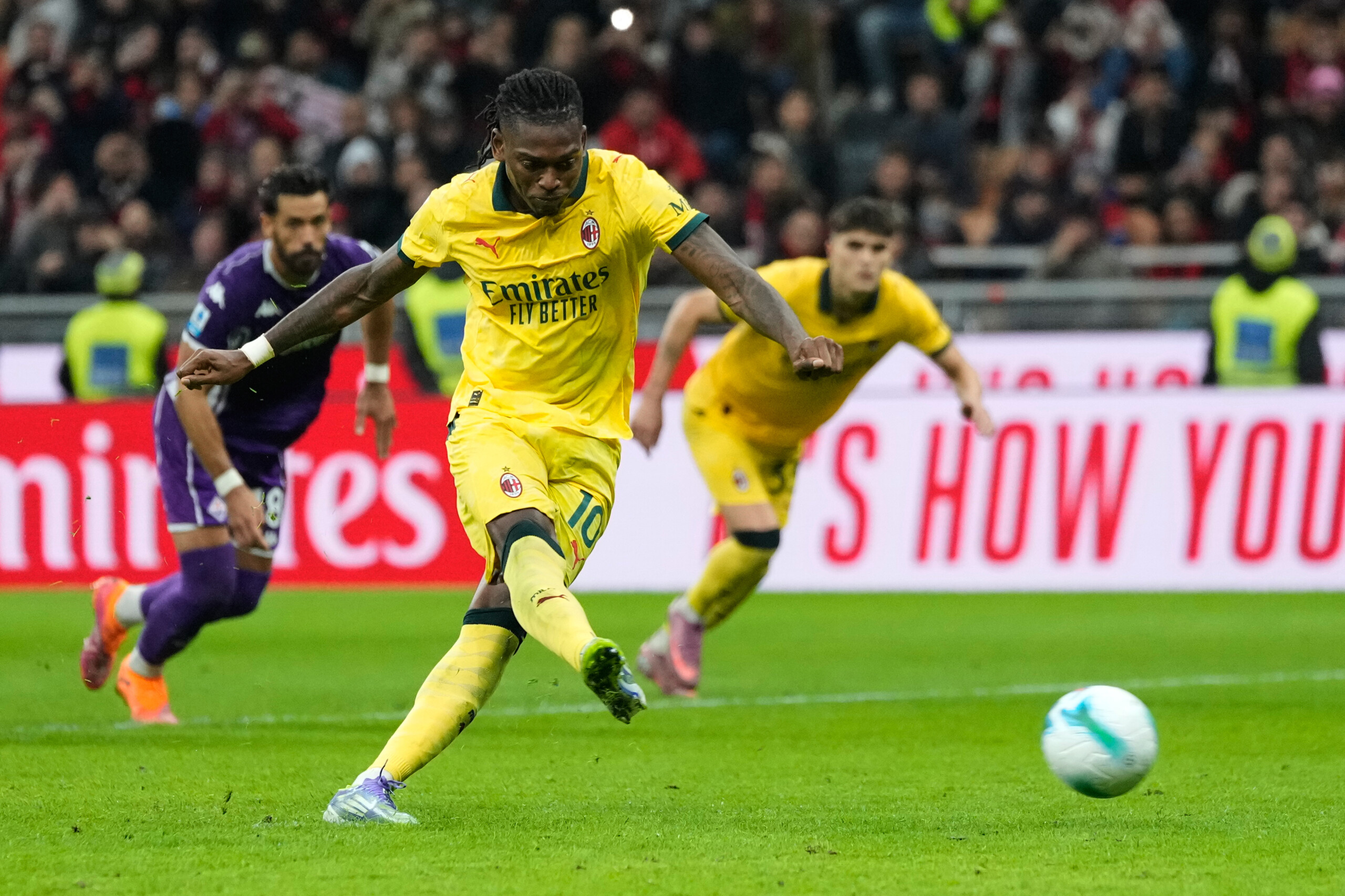 serie a milan beats fiorentina 2 1 now top of the league scaled