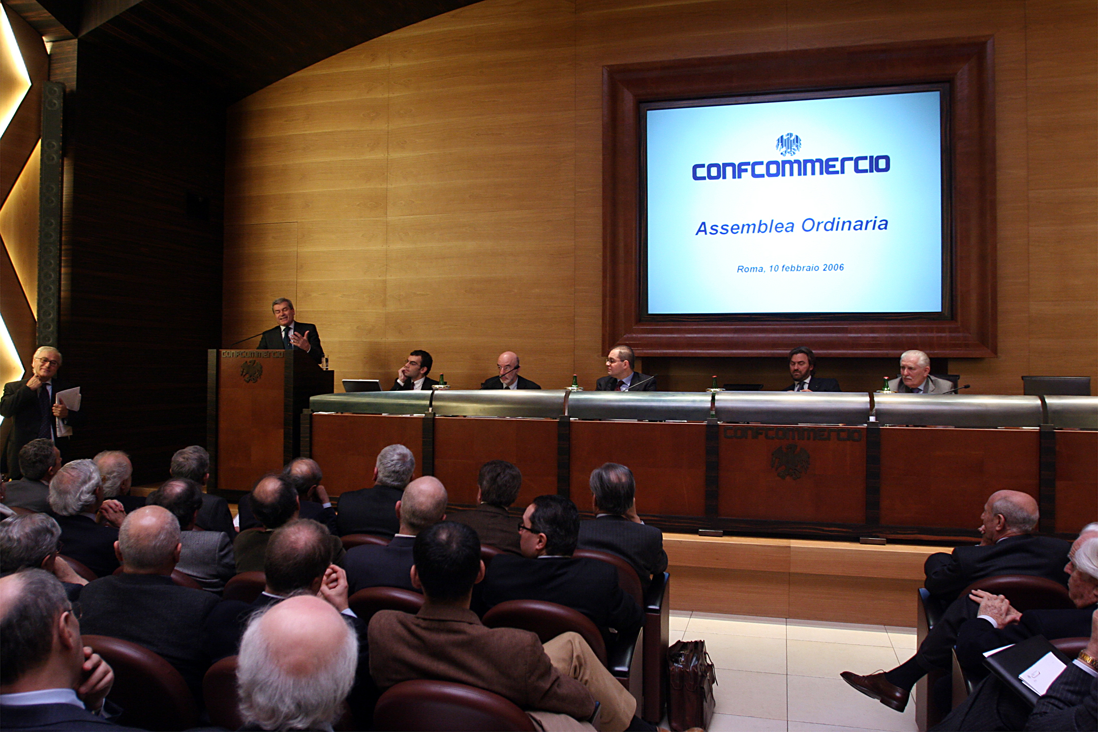 confcommercio in 13 years 193000 under 35s lost share drops to 8 7