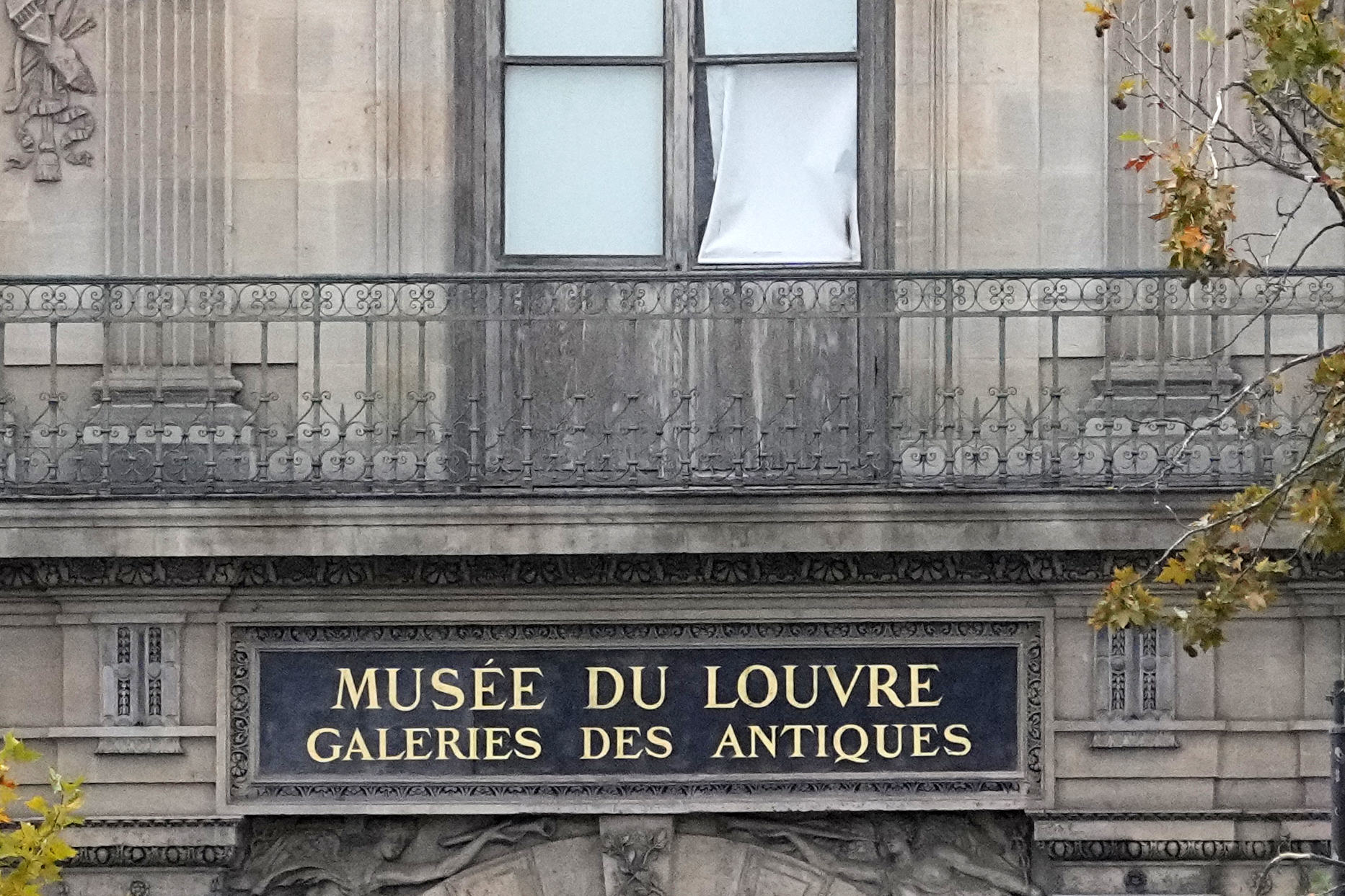 france the louvre will remain closed today