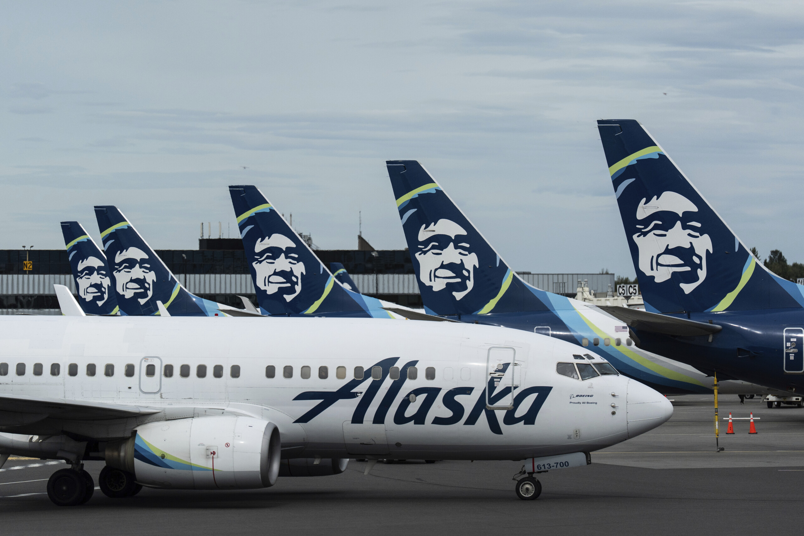 alaska airlines temporarily suspends flights due to computer failure scaled