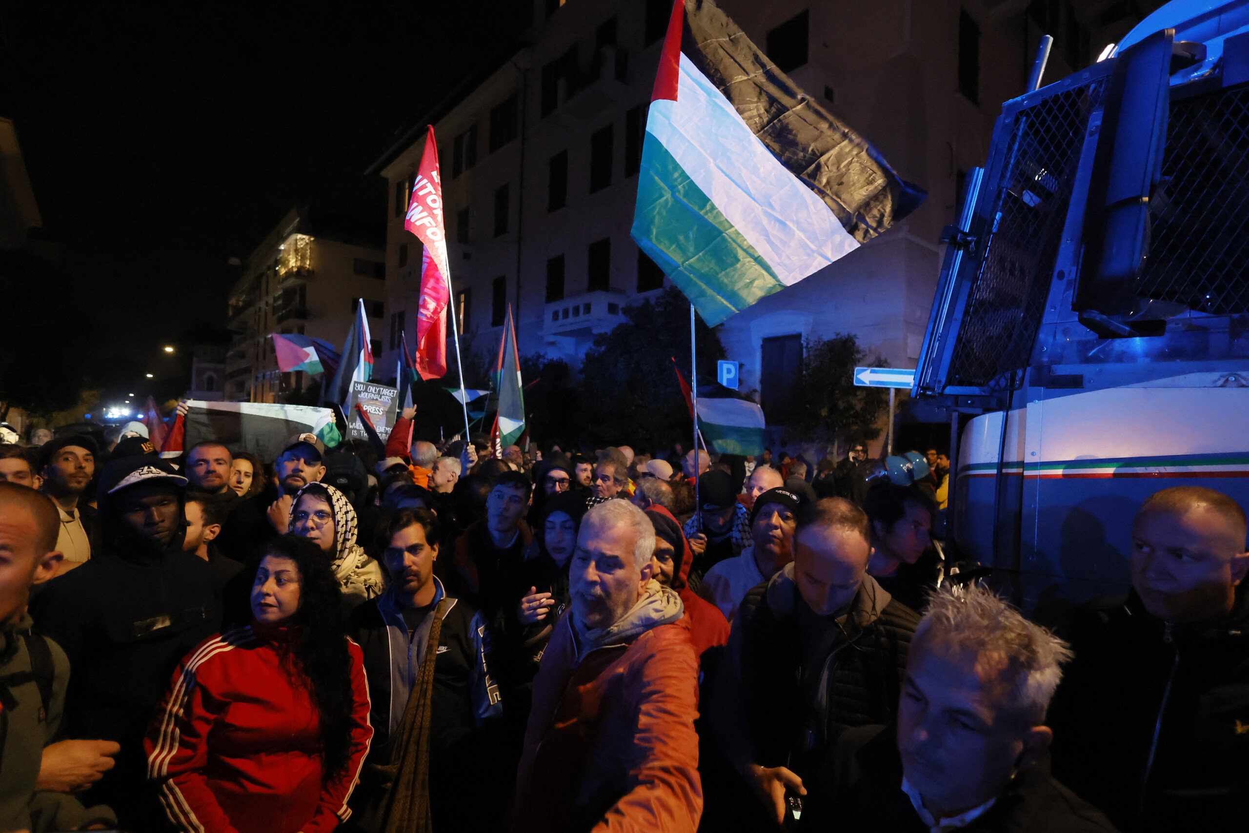 rome pro palestinian march continues water cannons used again on protesters scaled