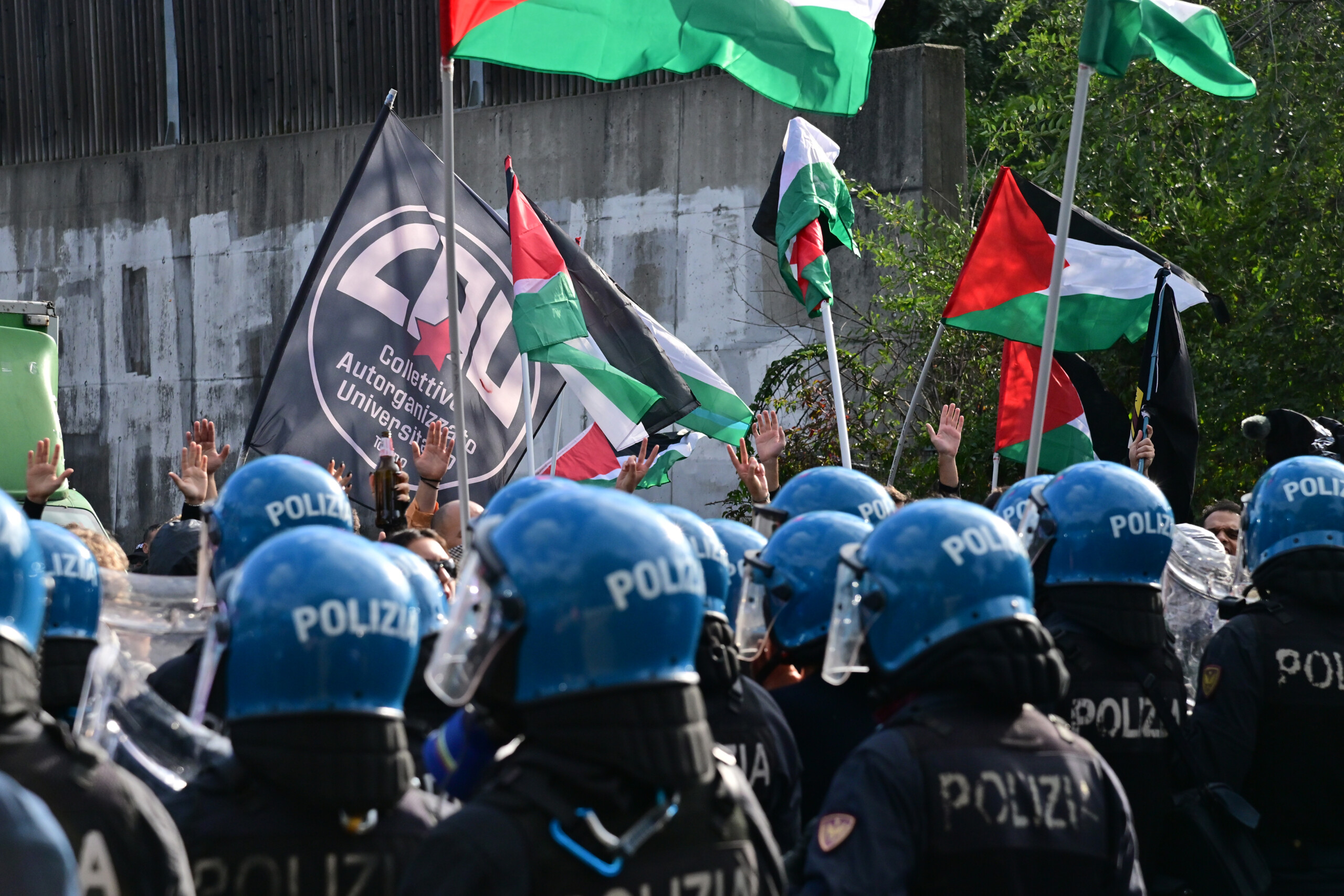 gaza clashes between pro palestinian demonstrators and police in turin scaled