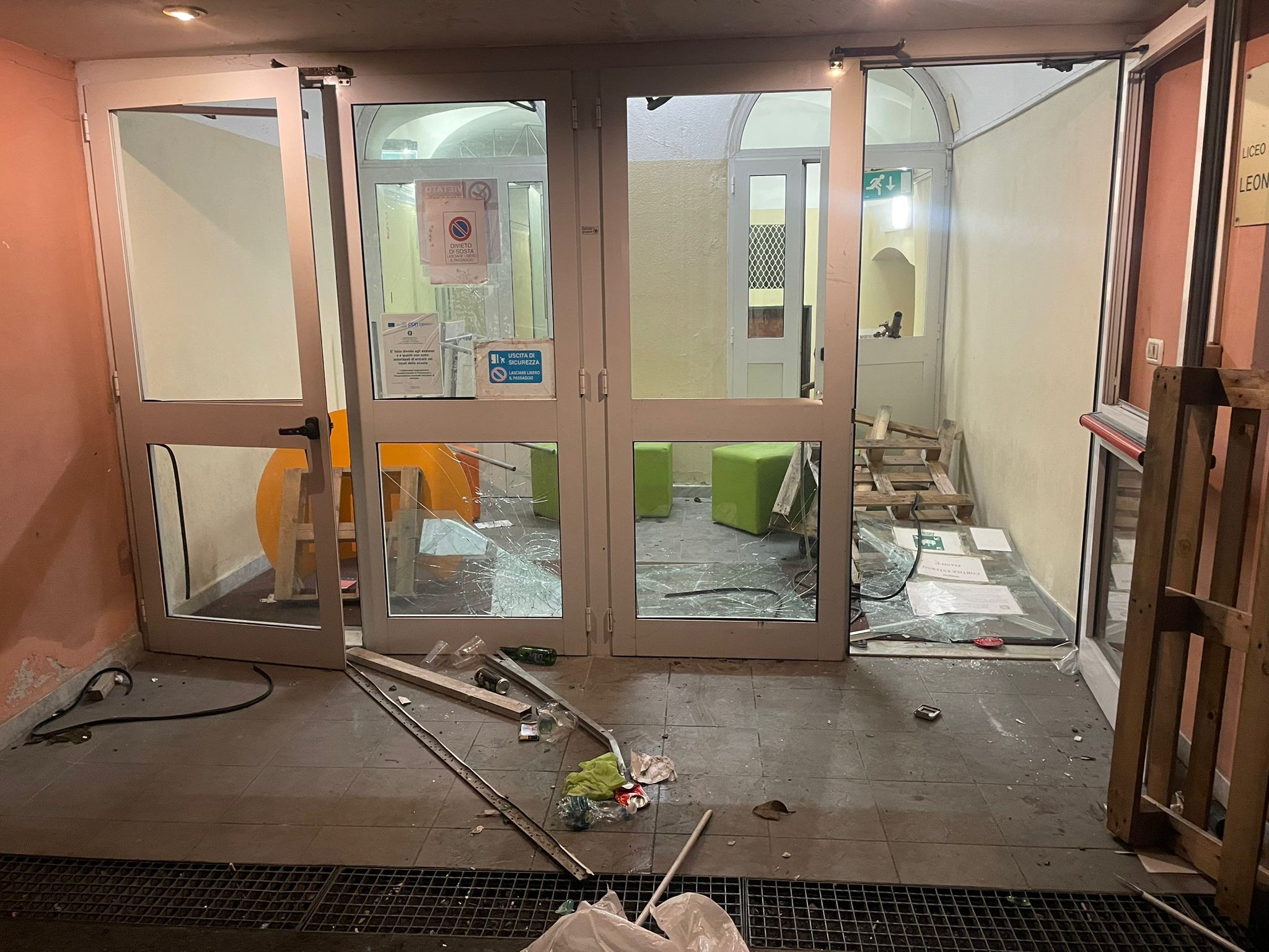 Genoa: armed group with bars vandalizes high school with neo-fascist graffiti 1 genoa armed group with bars vandalizes high school with neo fascist graffiti