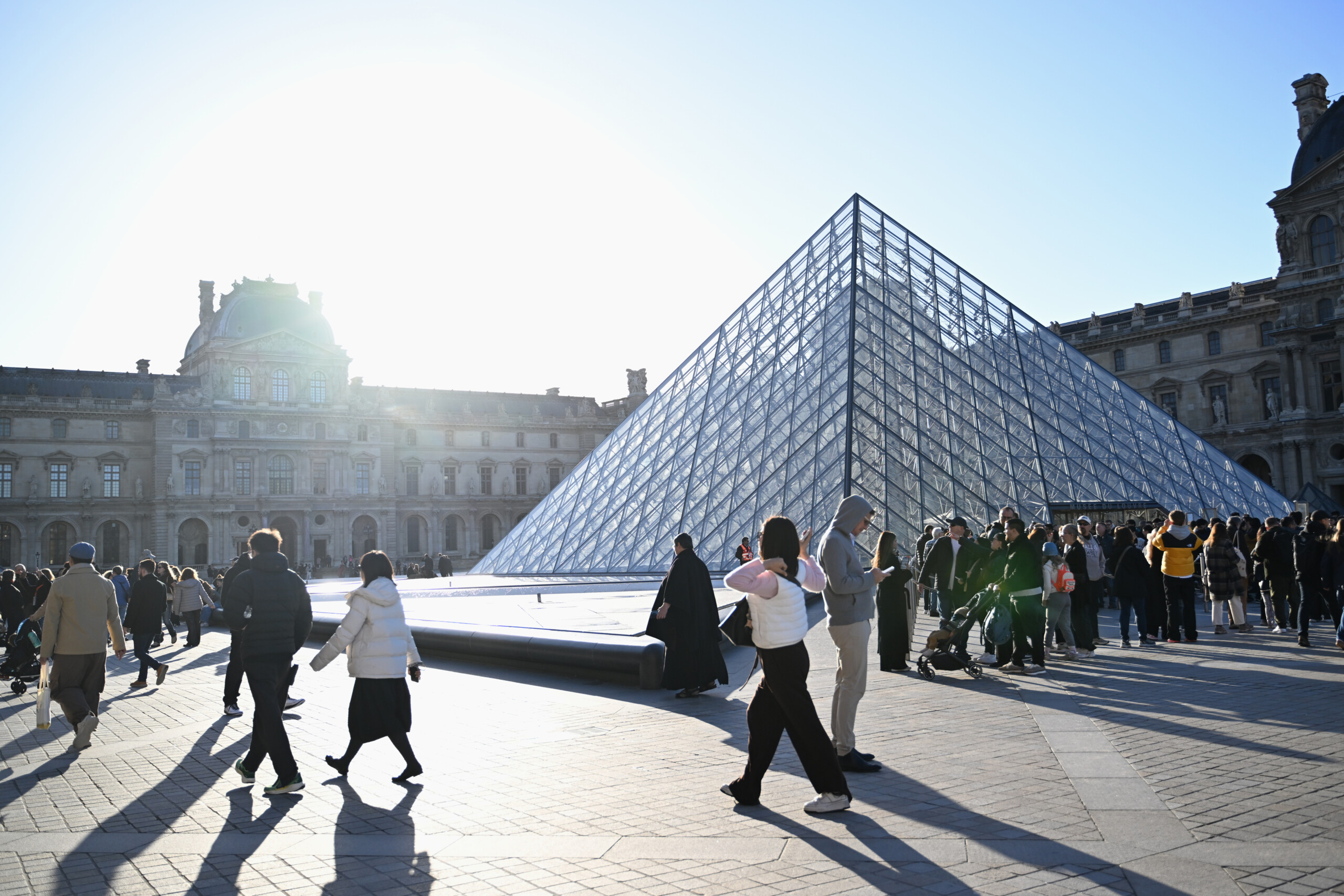 France: anti-intrusion devices to be installed around the Louvre 1 france anti intrusion devices to be installed around the louvre scaled