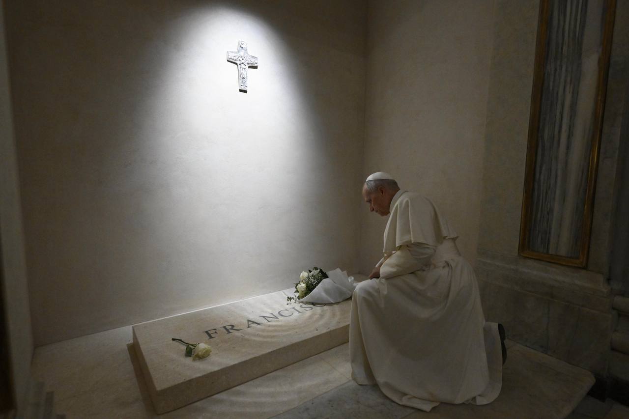 pope leo xiv makes surprise visit to francis tomb