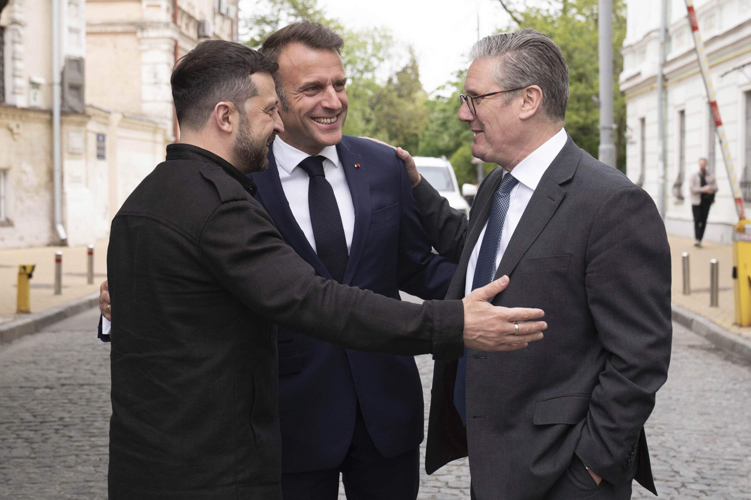 macron to receive zelensky in paris on monday scaled