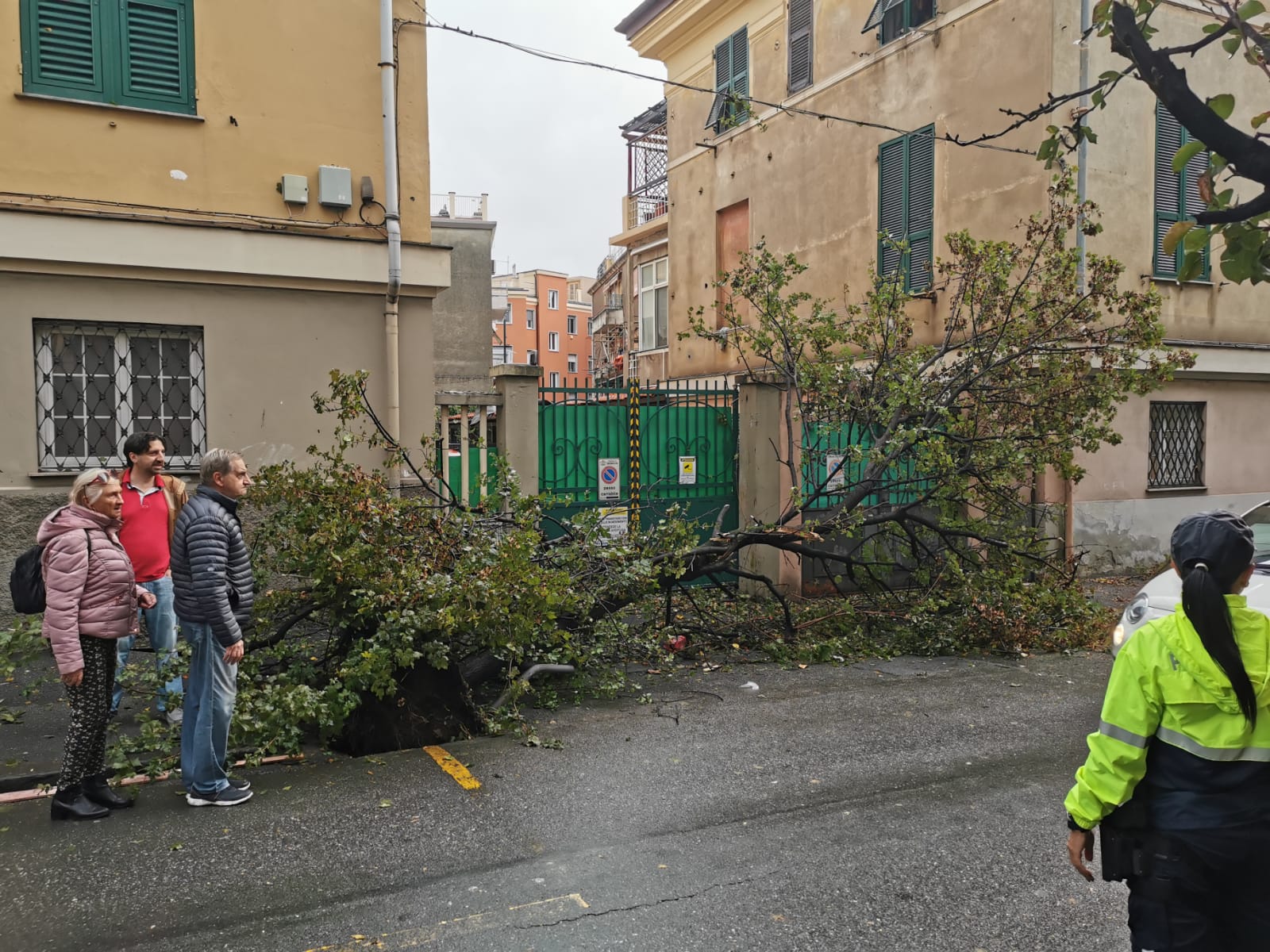 Bad weather: tornado in Genoa, overturned lorry and landslide in Pegli 1 bad weather tornado in genoa overturned lorry and landslide in pegli