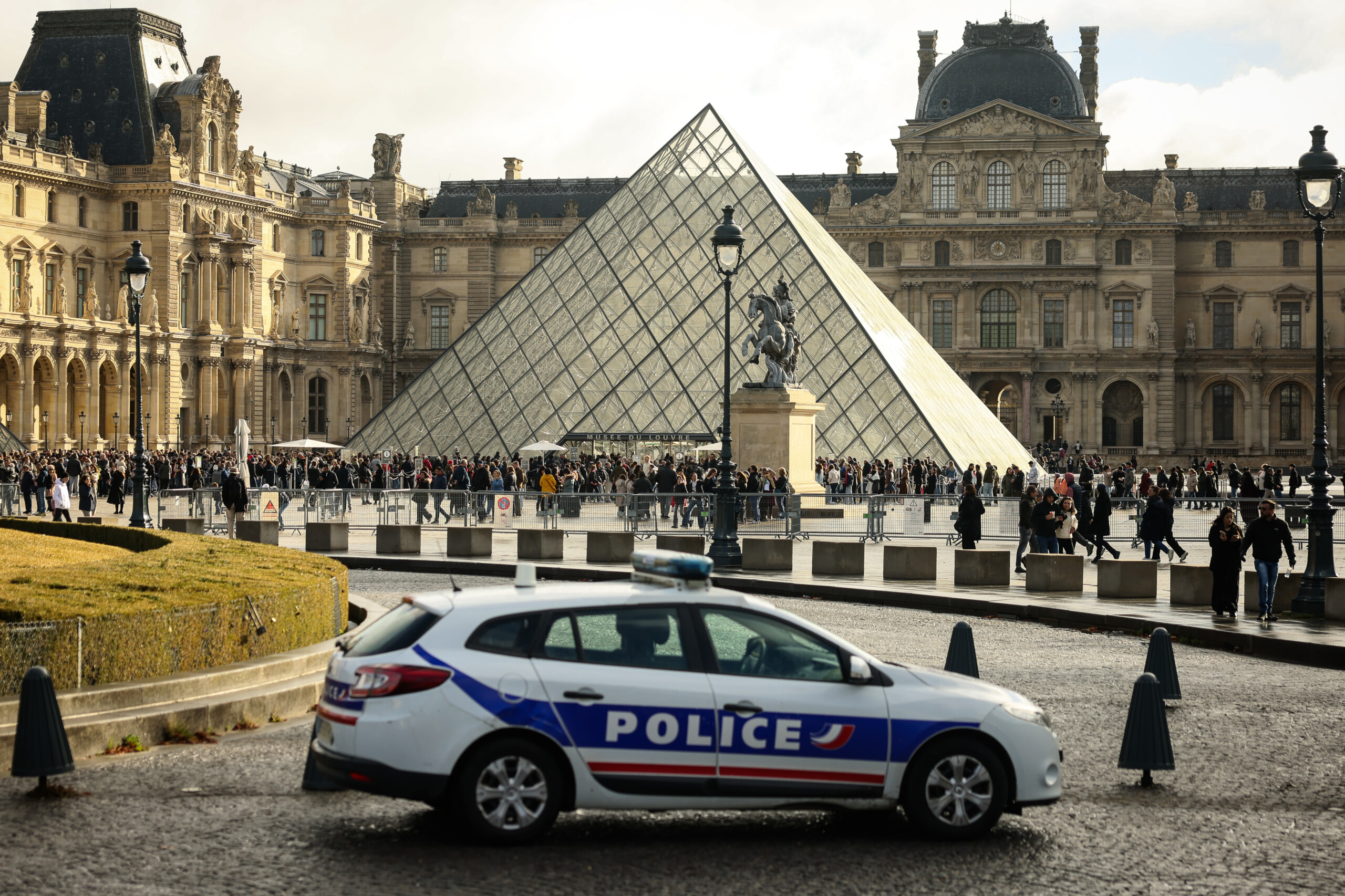 France, Interior Ministry: "Confident about recovery of Louvre jewels" 1 france interior ministry confident about recovery of louvre jewels scaled