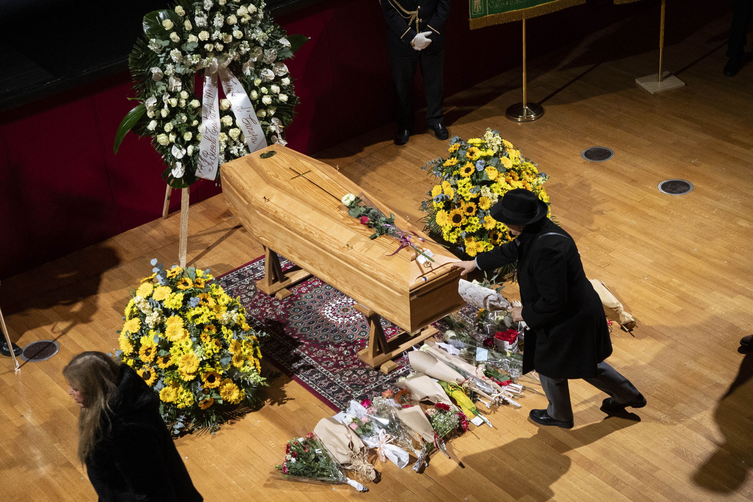 ornella vanoni over 5000 people at the funeral parlour scaled