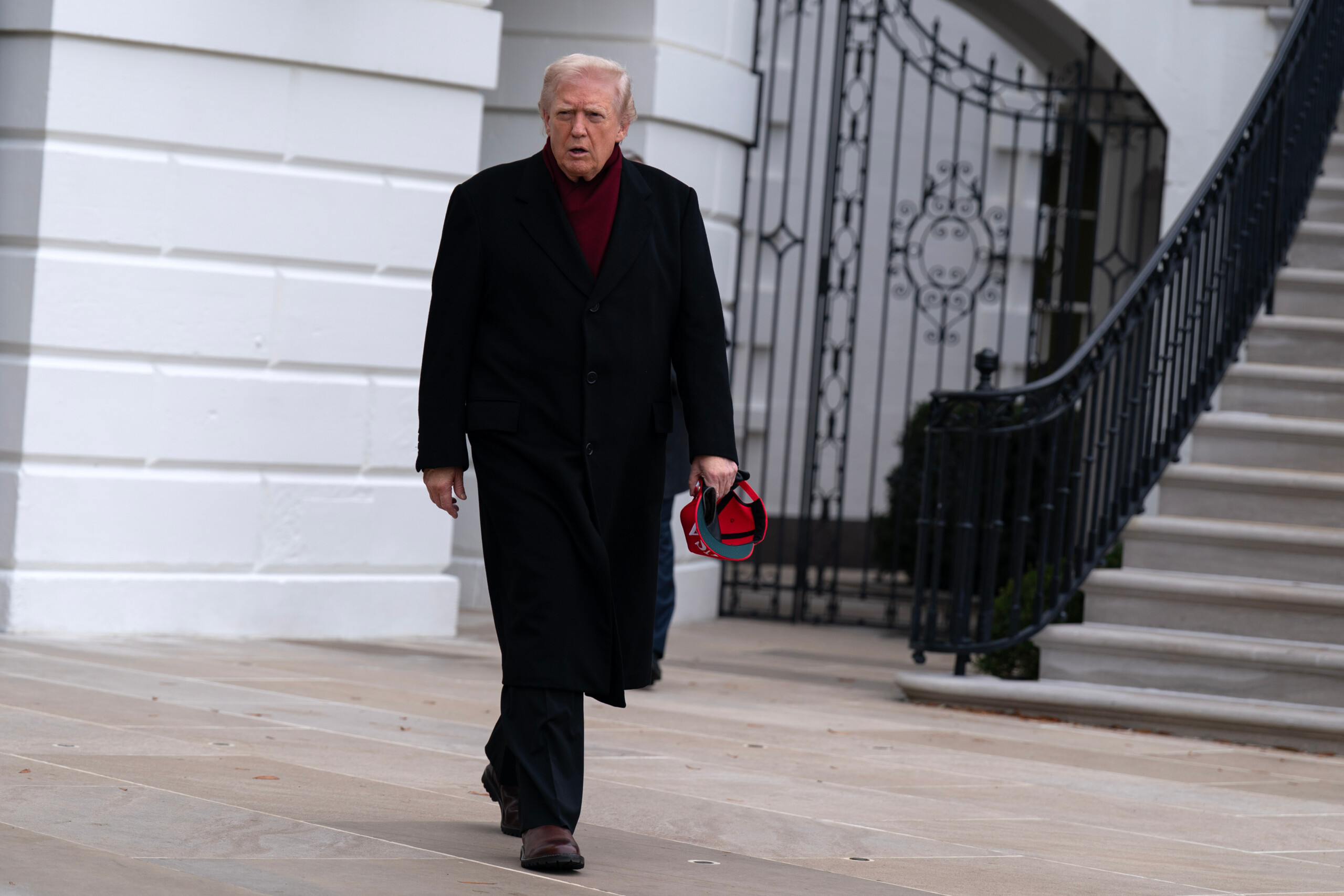 usa trump delays announcement on healthcare cost reform scaled