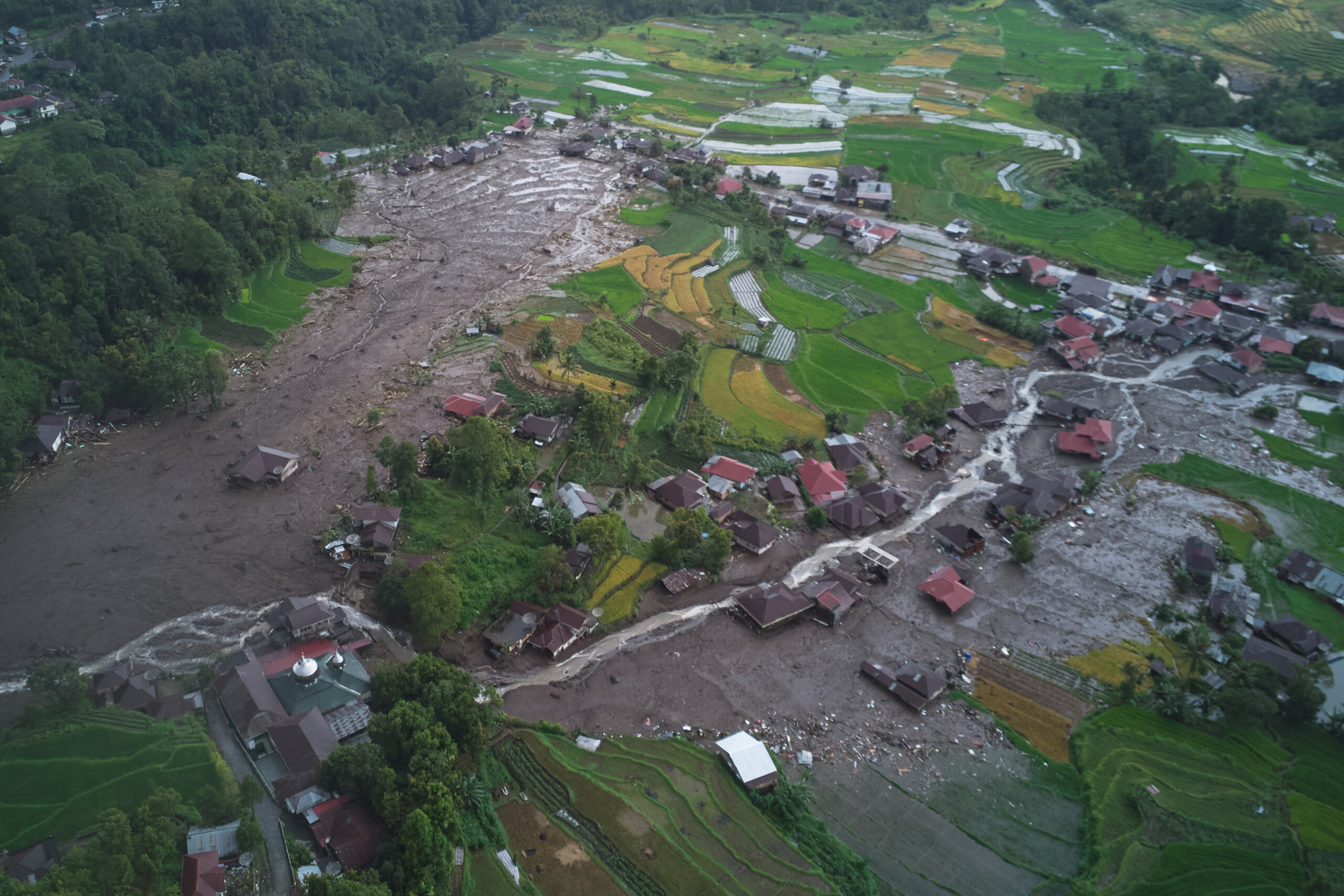 Indonesia, over 200 dead after landslides and floods in Sumatra 1 indonesia over 200 dead after landslides and floods in sumatra scaled
