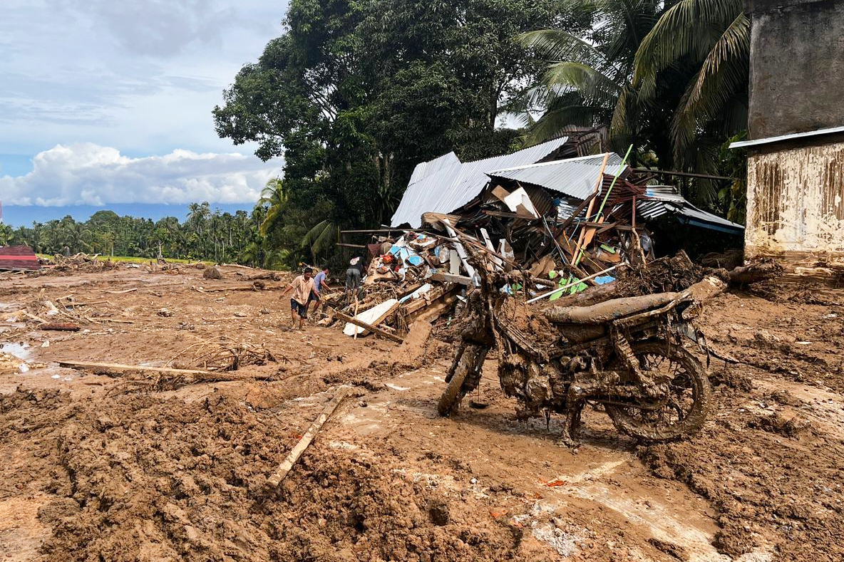 floods in indonesia sri lanka and thailand leave over 1200 dead and 800 missing