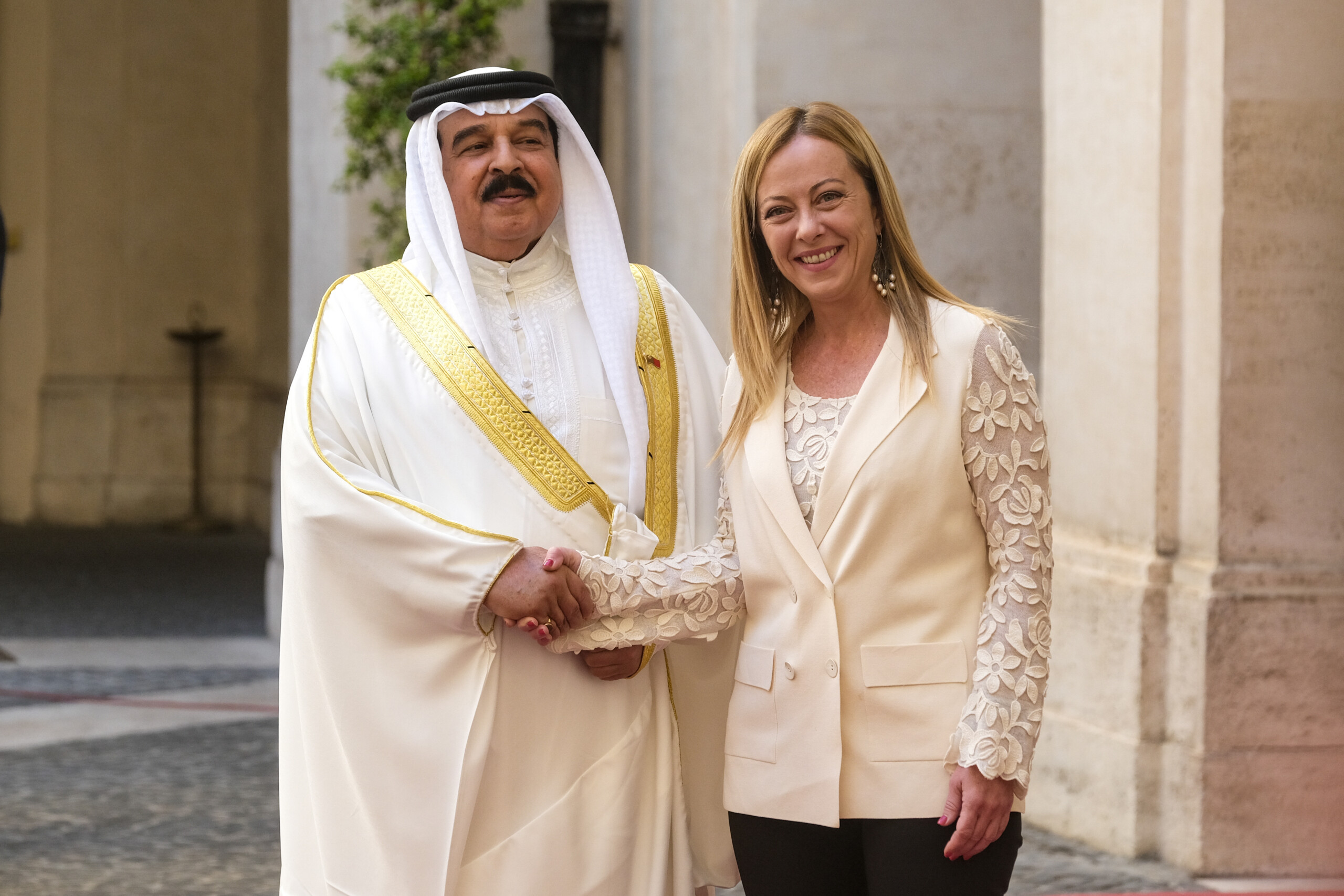 meloni in bahrain summit with the king focus on middle east and ukraine scaled