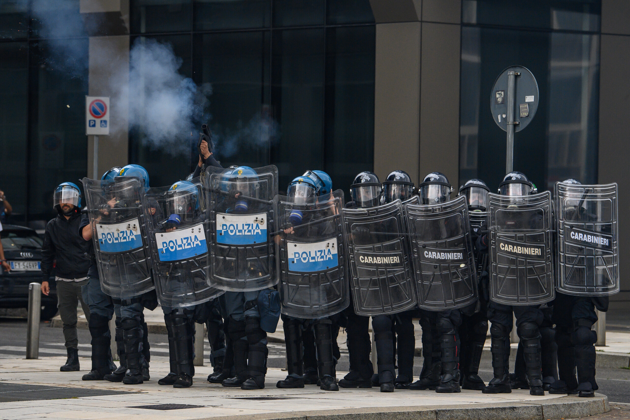 genoa tensions at metalworkers march at the prefecture smoke bombs thrown scaled