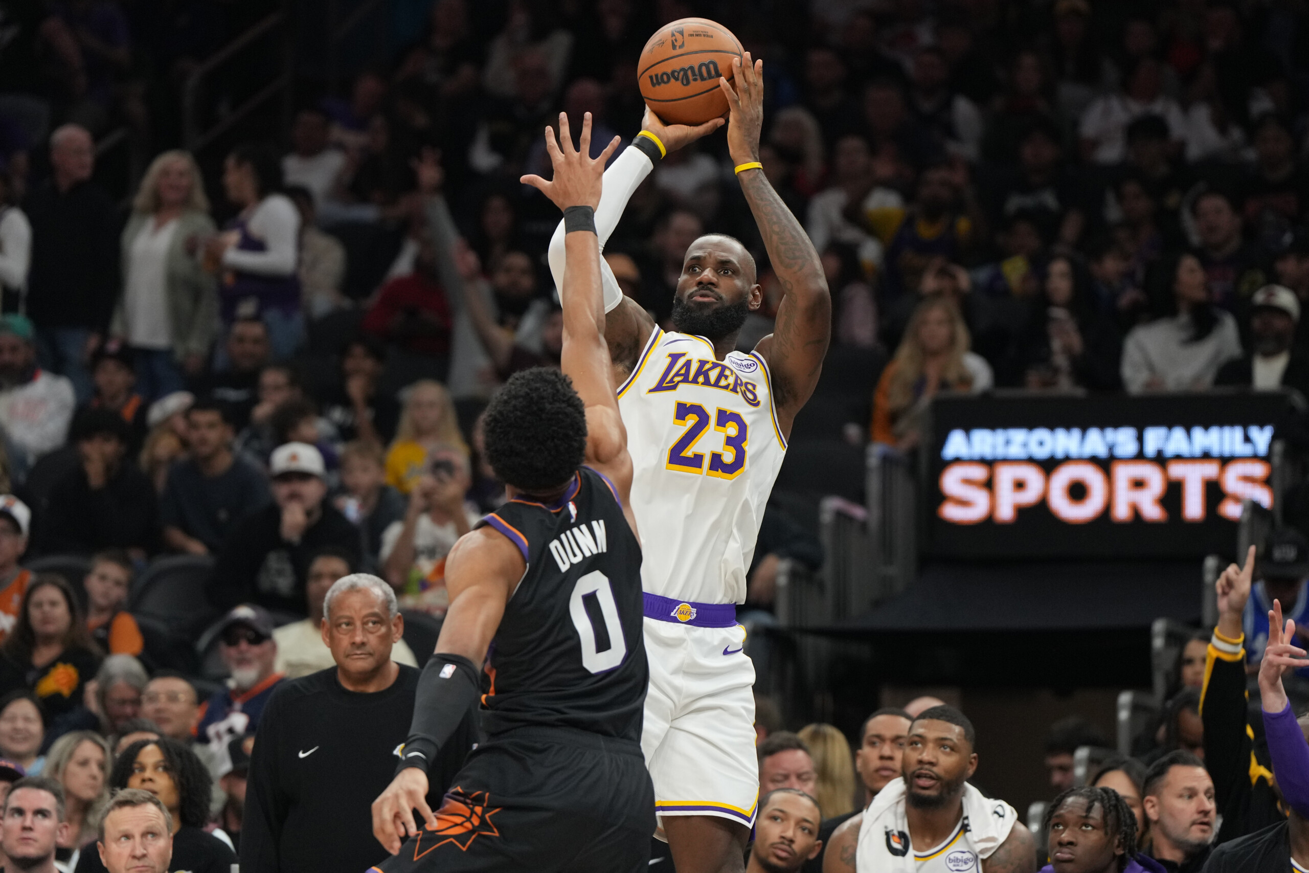 NBA: Lakers beat Phoenix, Curry not enough for Golden State 1 nba lakers beat phoenix curry not enough for golden state scaled