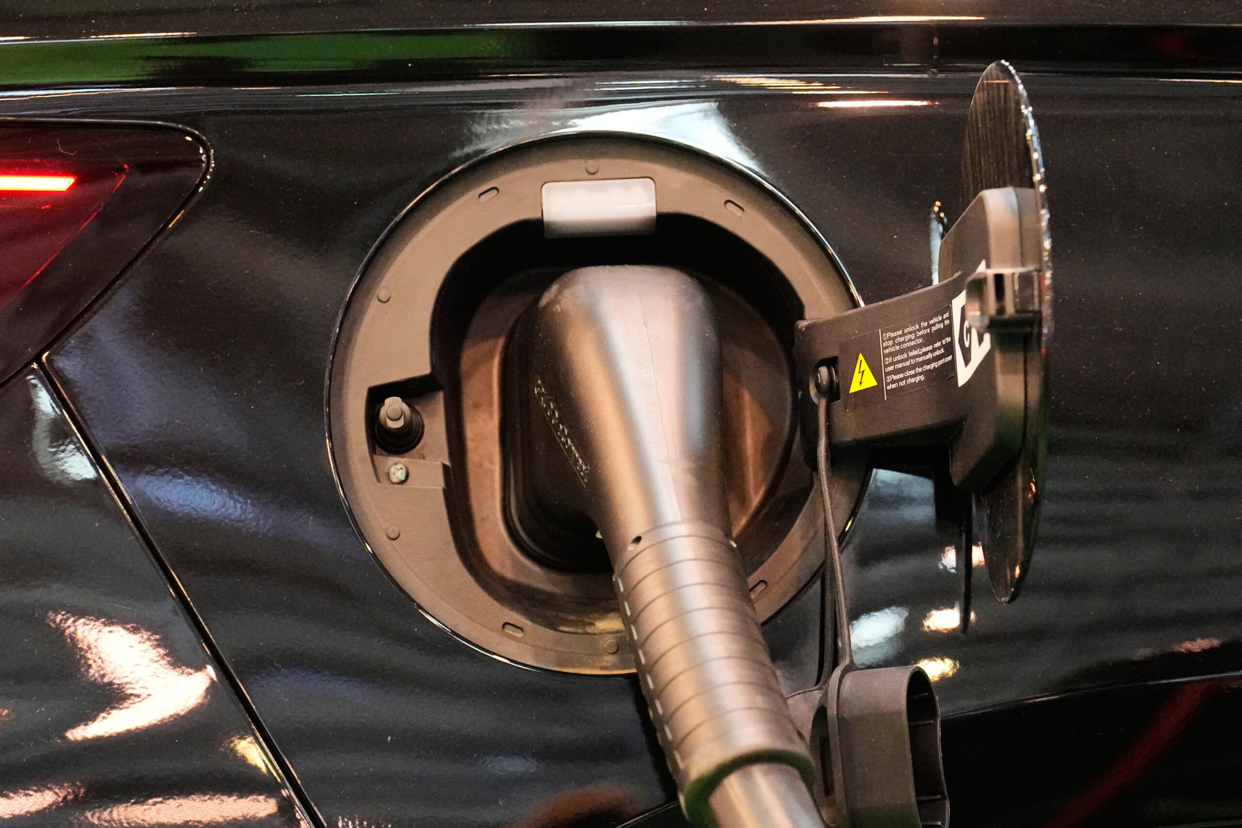 Cars, EU revises 2035 phase-out of combustion engines: green light for hybrids and biofuels 1 cars eu revises 2035 phase out of combustion engines green light for hybrids and biofuels scaled