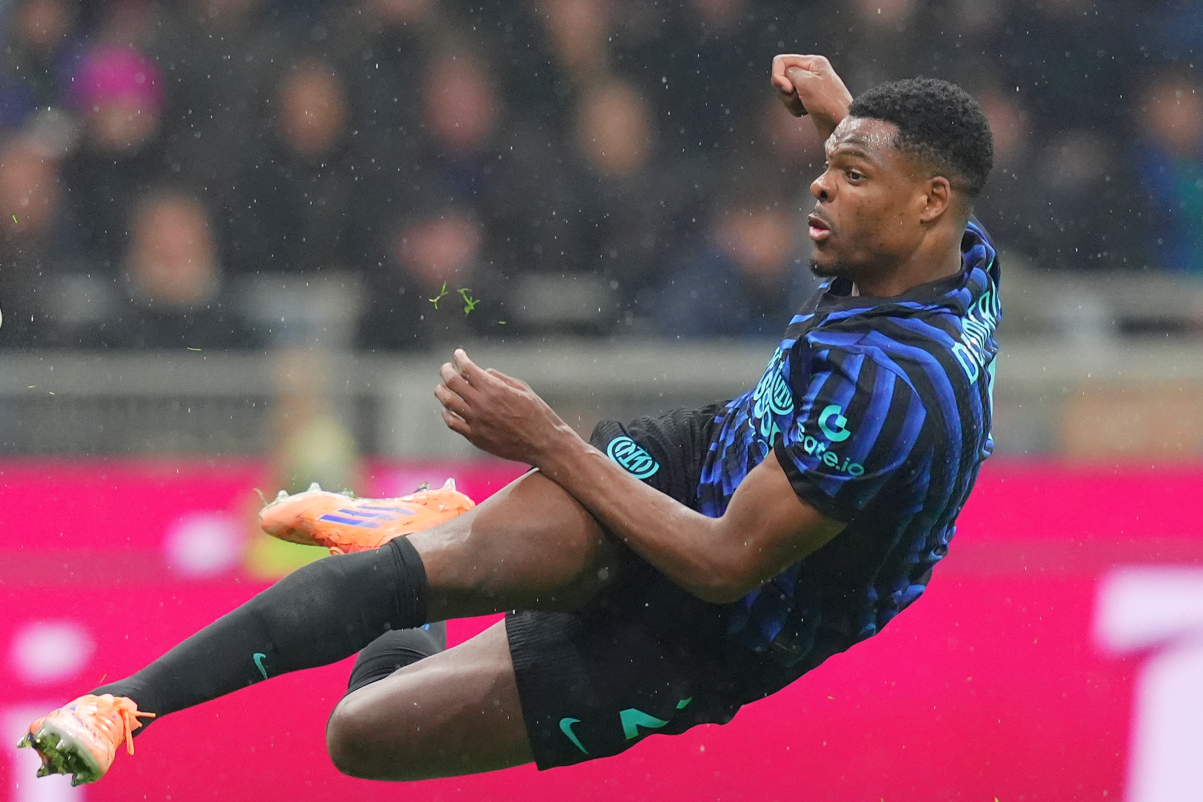 Inter, Dumfries undergoes ankle surgery: long spell out 1 inter dumfries undergoes ankle surgery long spell out