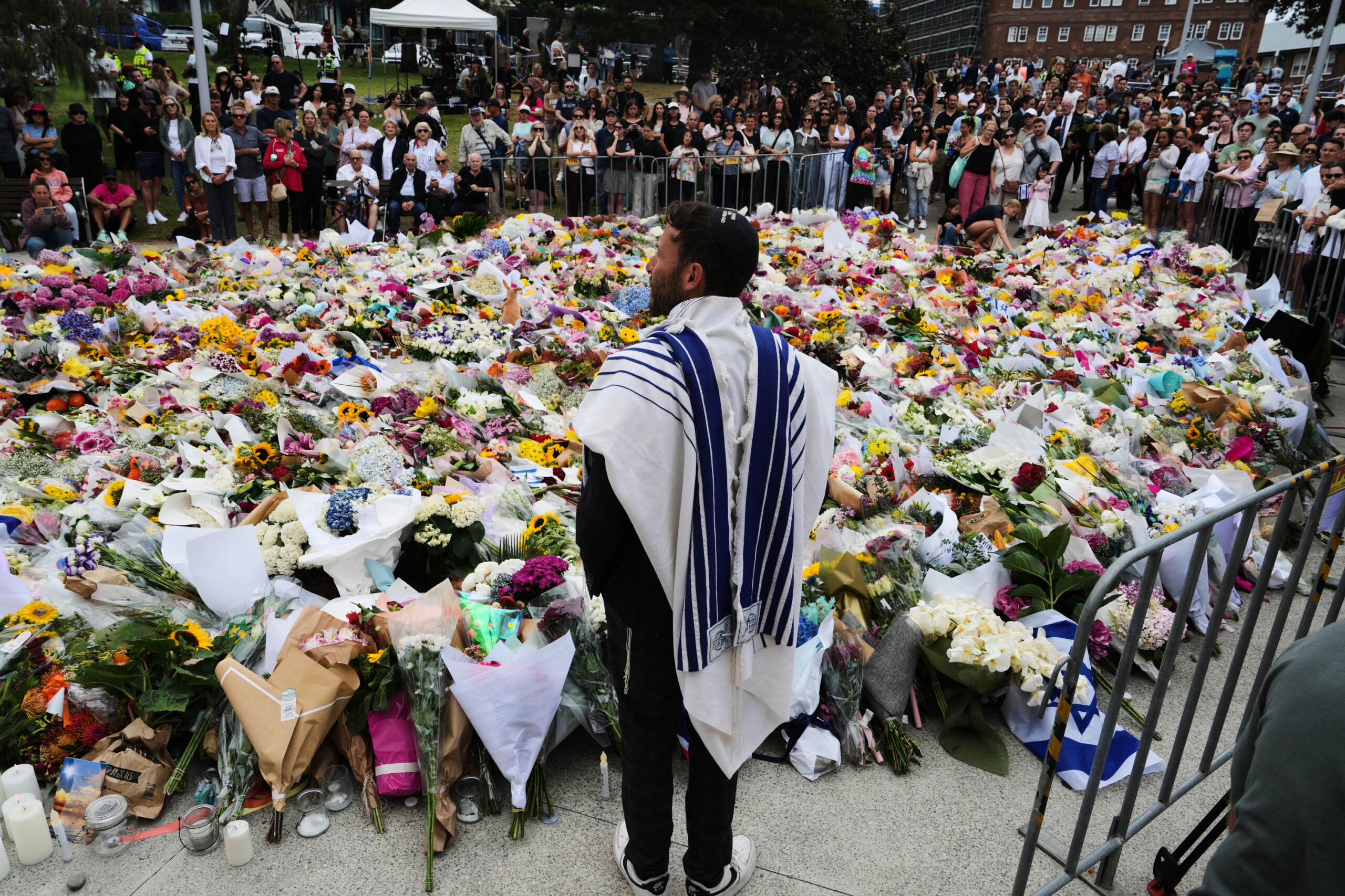australia hundreds attend funerals for victims of sydney attack scaled