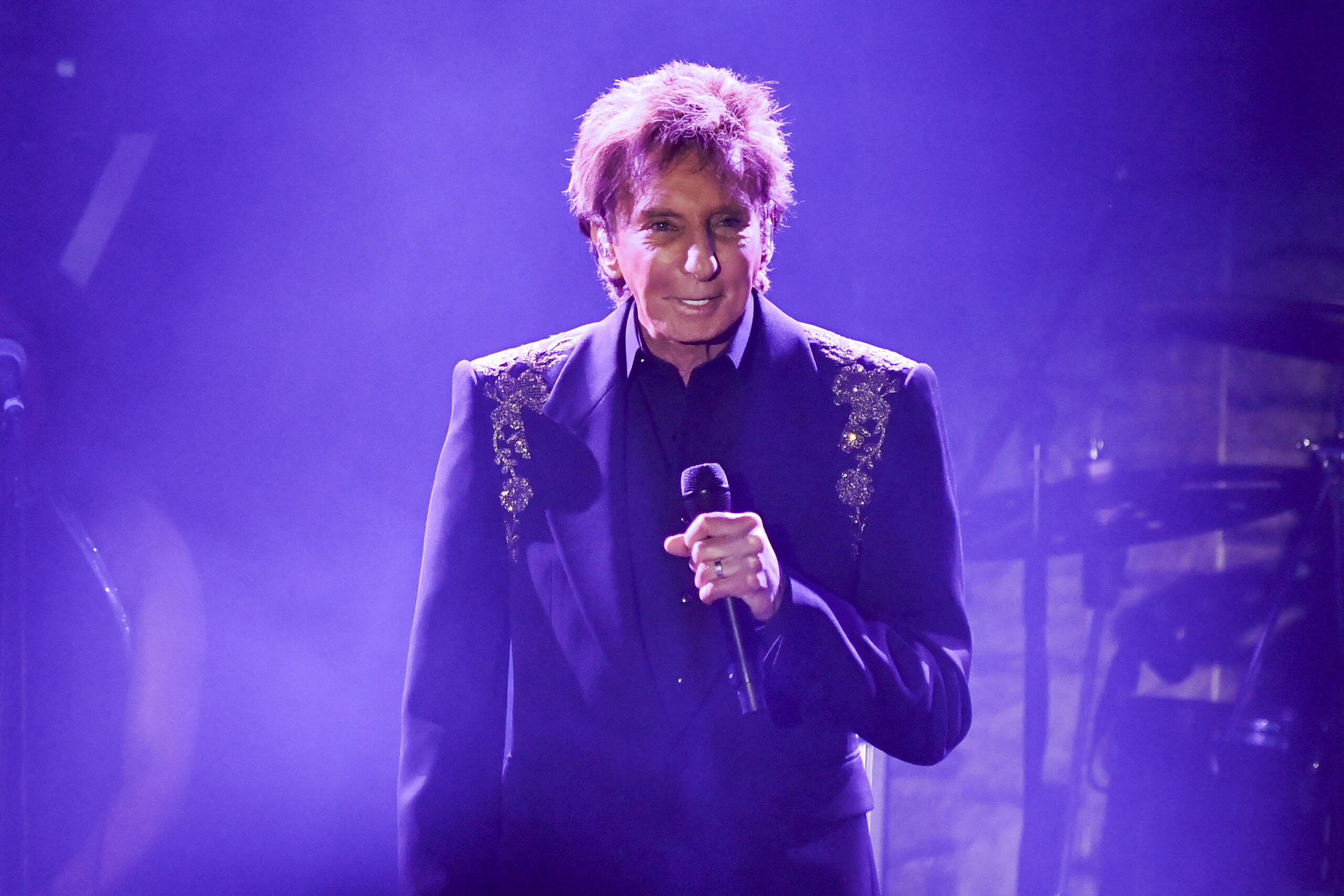 singer barry manilow announces he has lung cancer scaled
