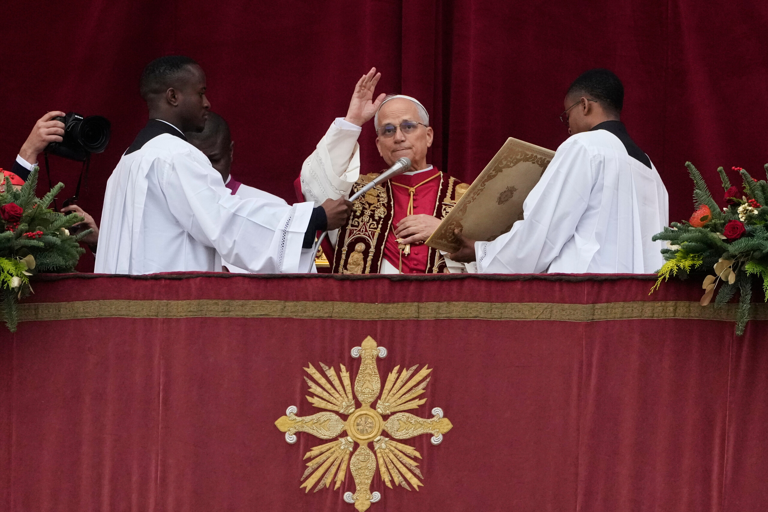 pope leo xiv imparted the urbi et orbi blessing scaled