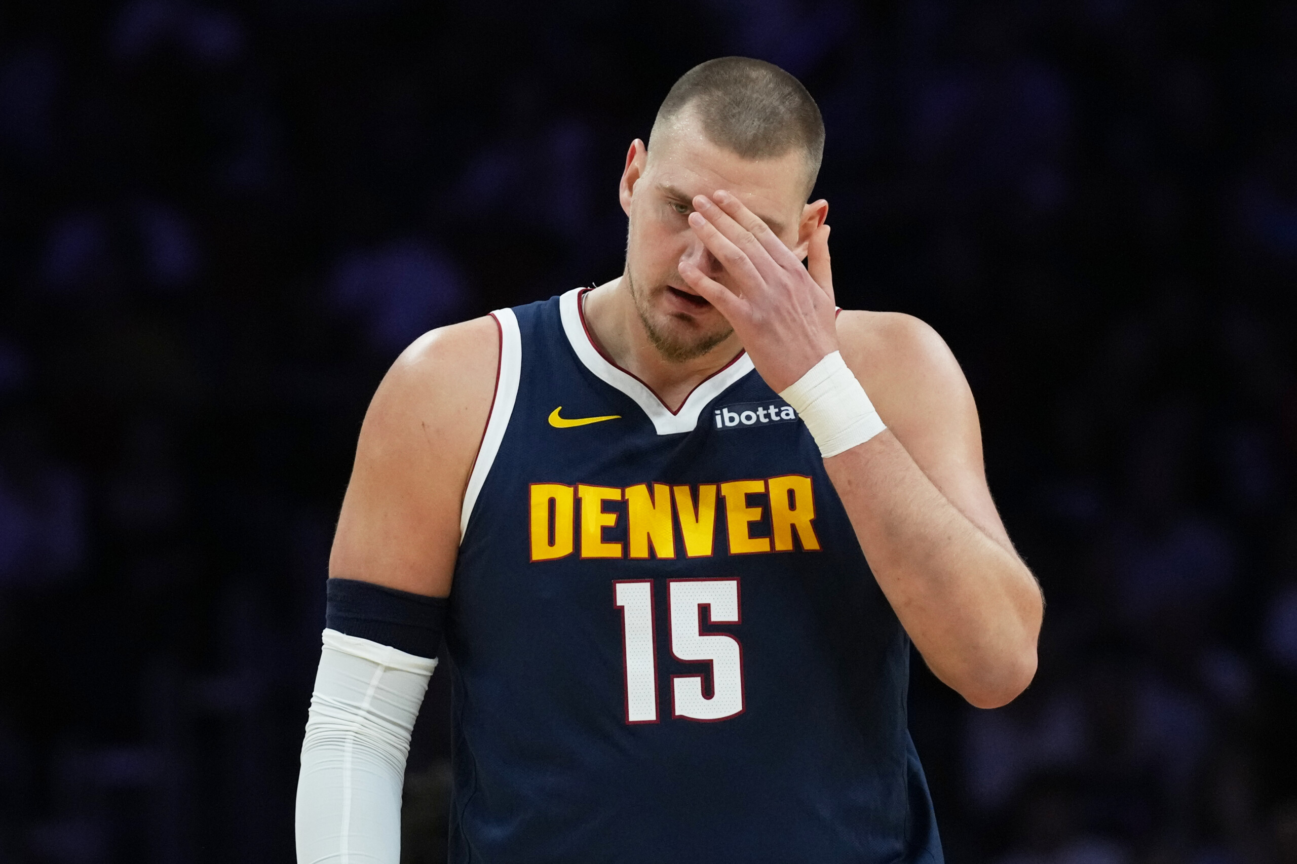 nba concern for jokic knee injury forces him to leave the game scaled