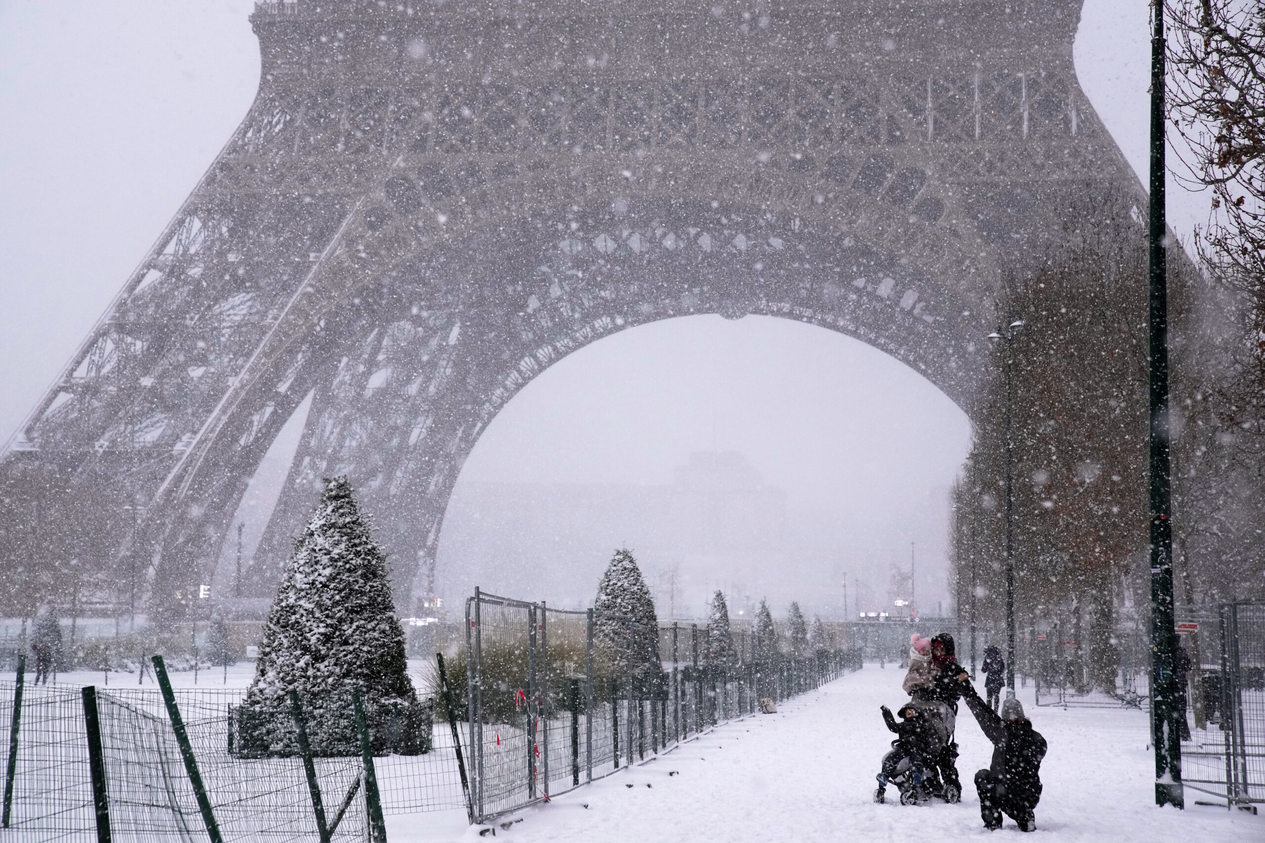 France: buses and trucks halted due to snow, disruption to trains 1 france buses and trucks halted due to snow disruption to trains scaled