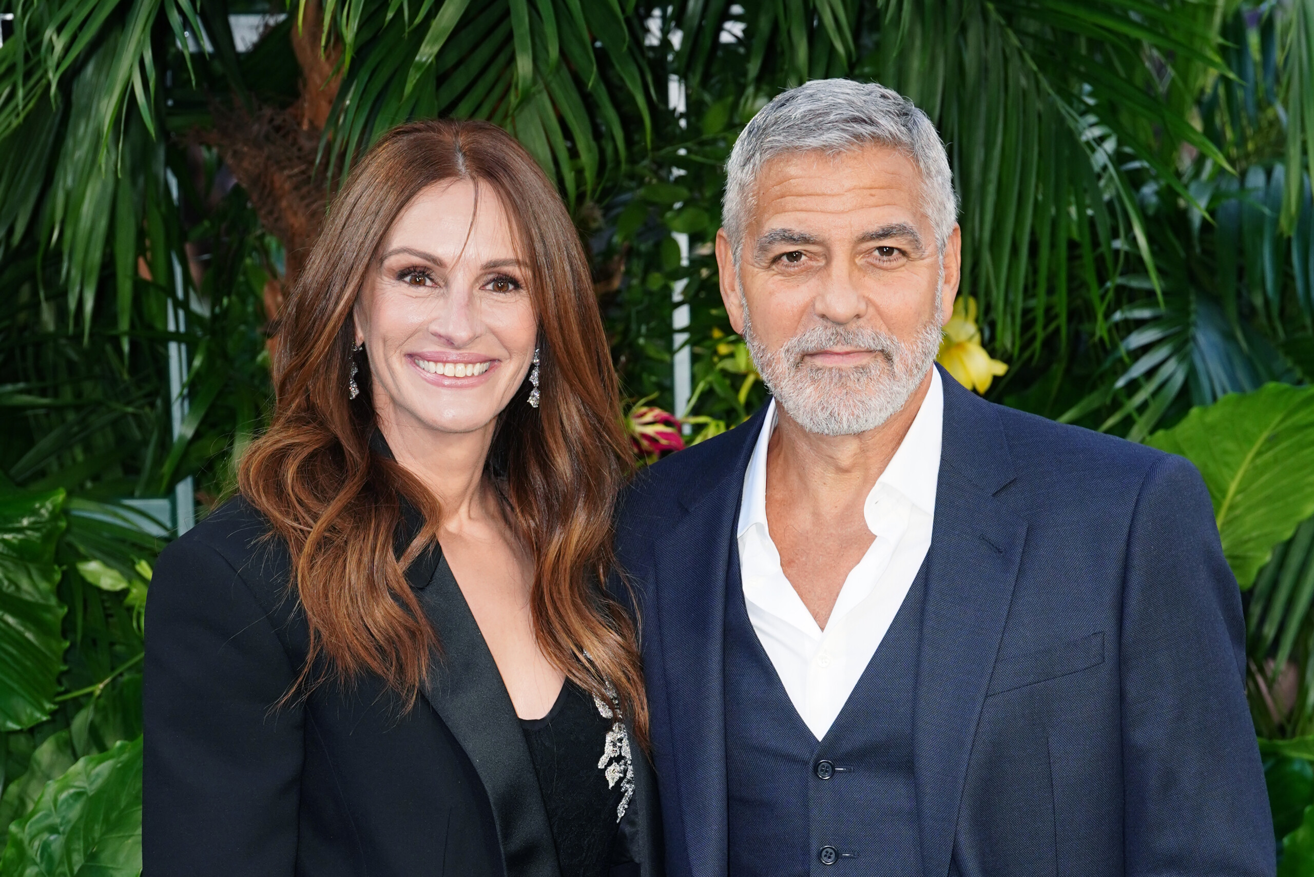 cinema golden globes 2026 with george clooney and julia roberts as presenters scaled