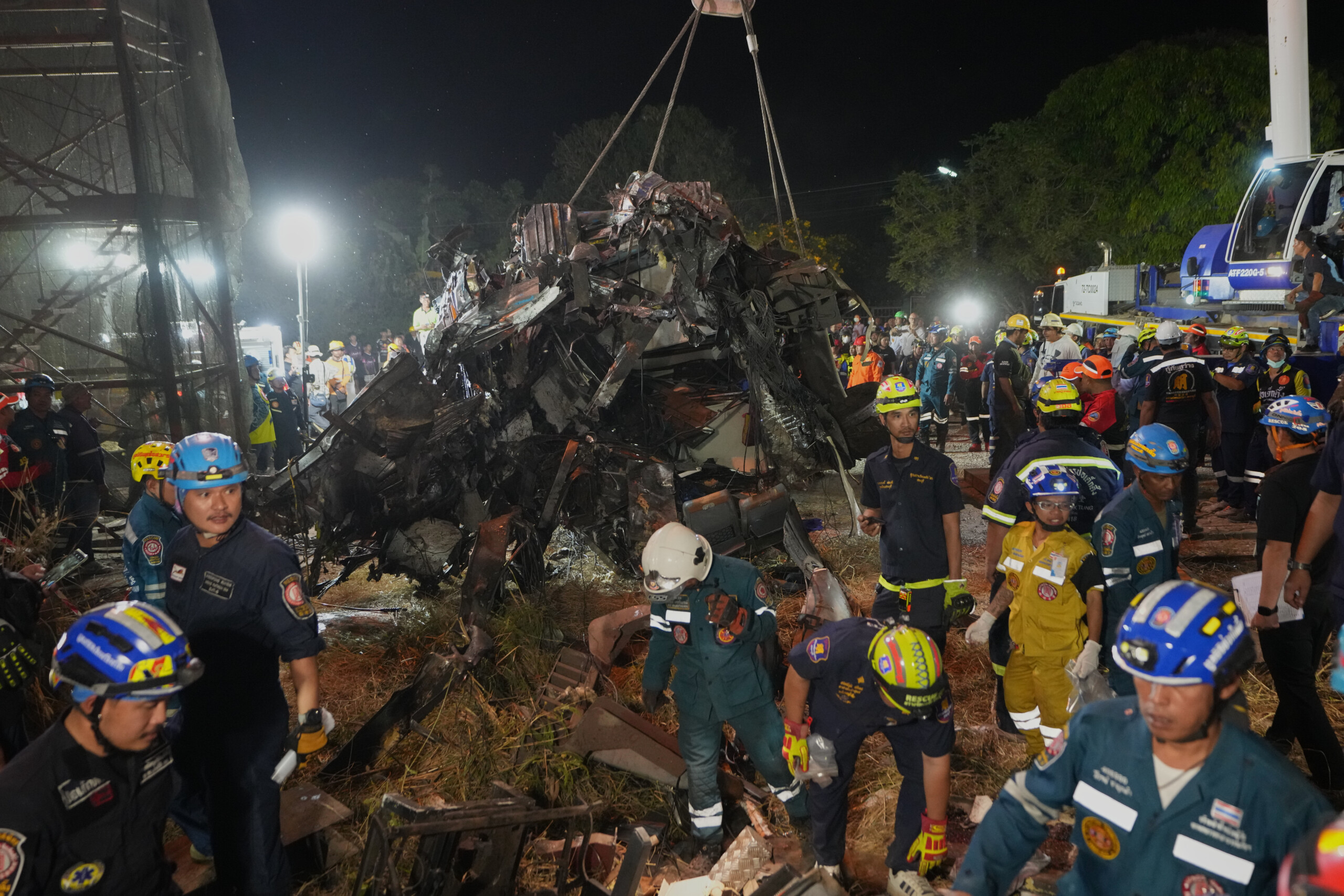 Thailand: crane collapses onto moving train, killing over 30 people 1 thailand crane collapses onto moving train killing over 30 people scaled