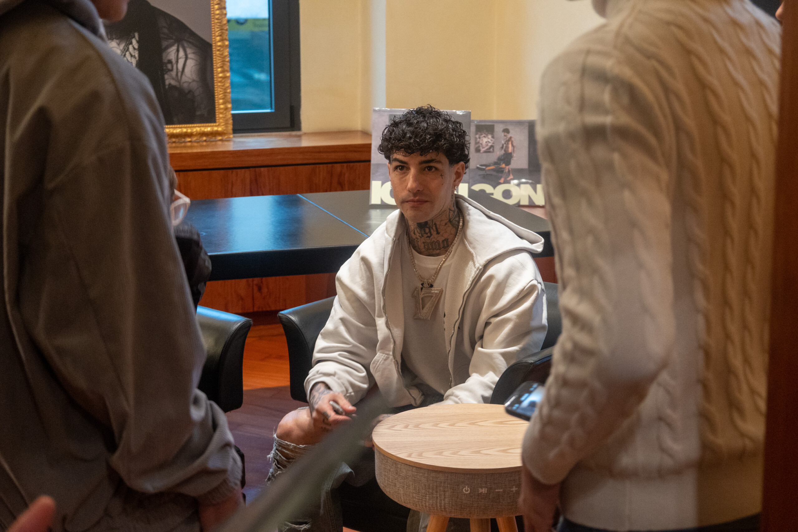 milan photographer tony effe dispute police intervene scaled