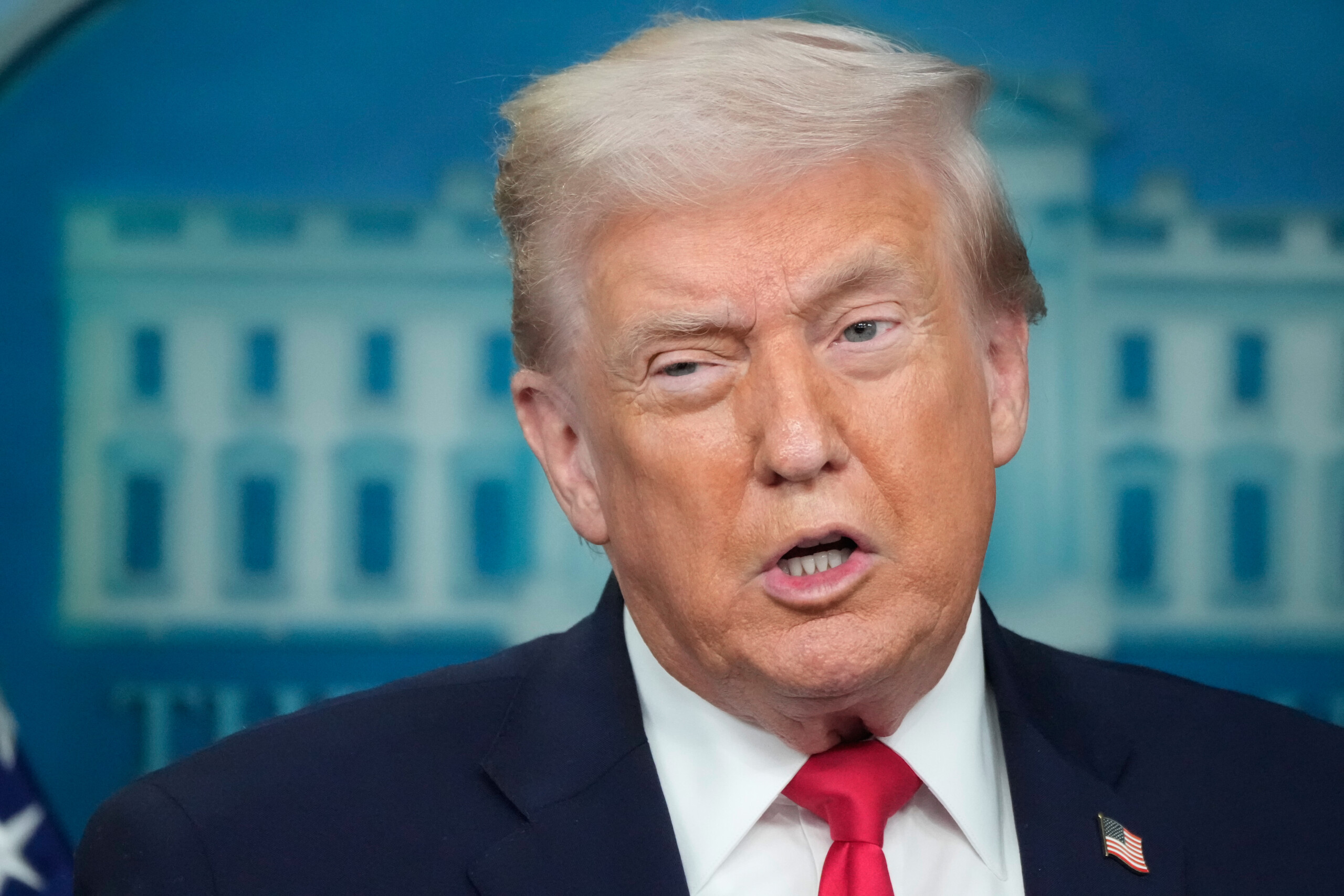 us trump shows journalists photos of immigrants arrested in minnesota scaled