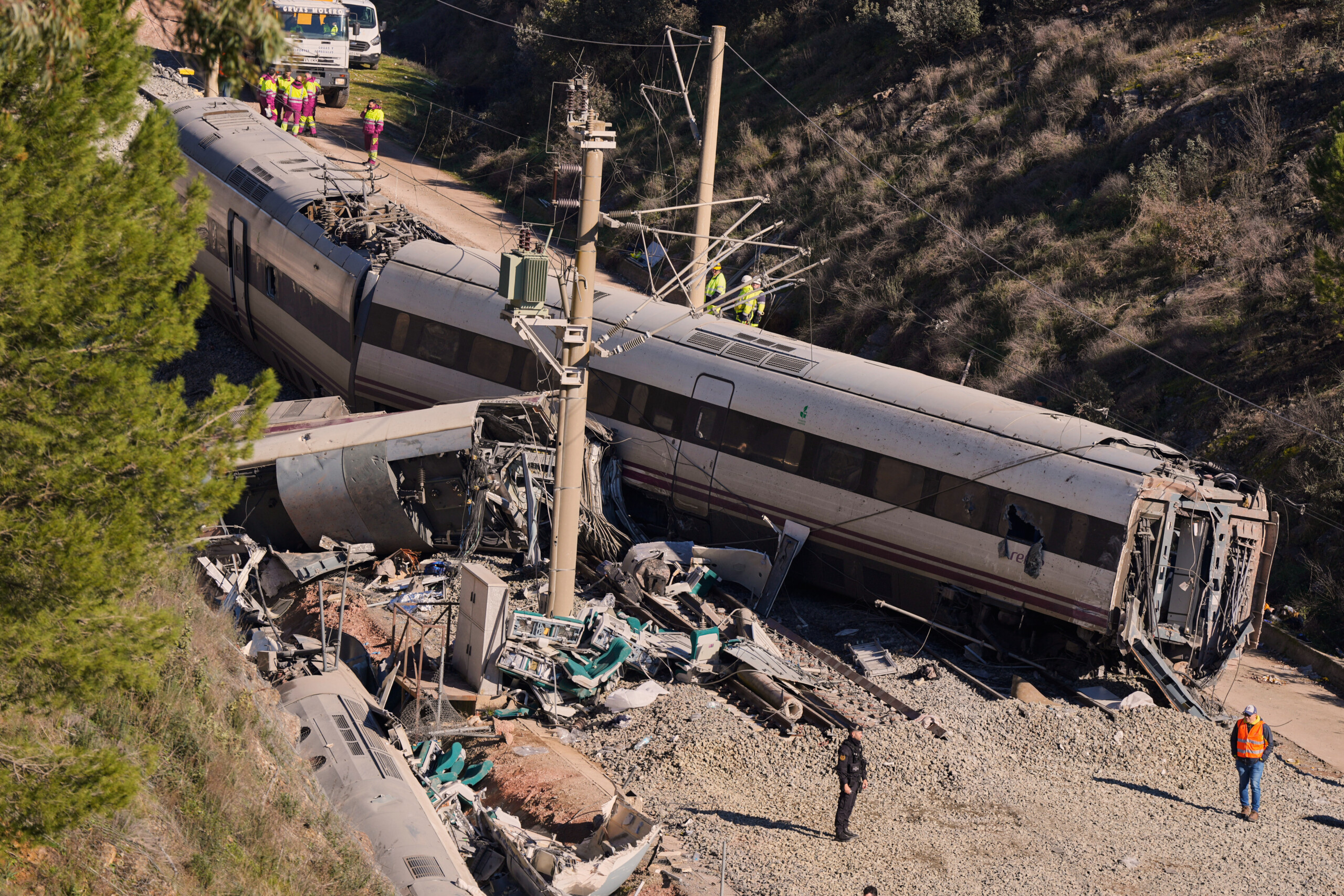 spain adamuz train accident suspicions about welding between new and old rails scaled