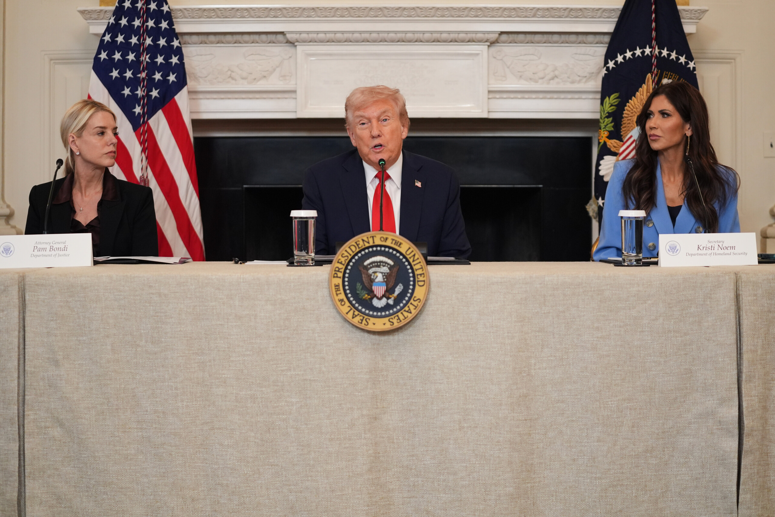 USA, Trump: "Kristi Noem Isn’t Leaving, She’s Doing an Excellent Job" 1 usa trump kristi noem isnt leaving shes doing an excellent job scaled