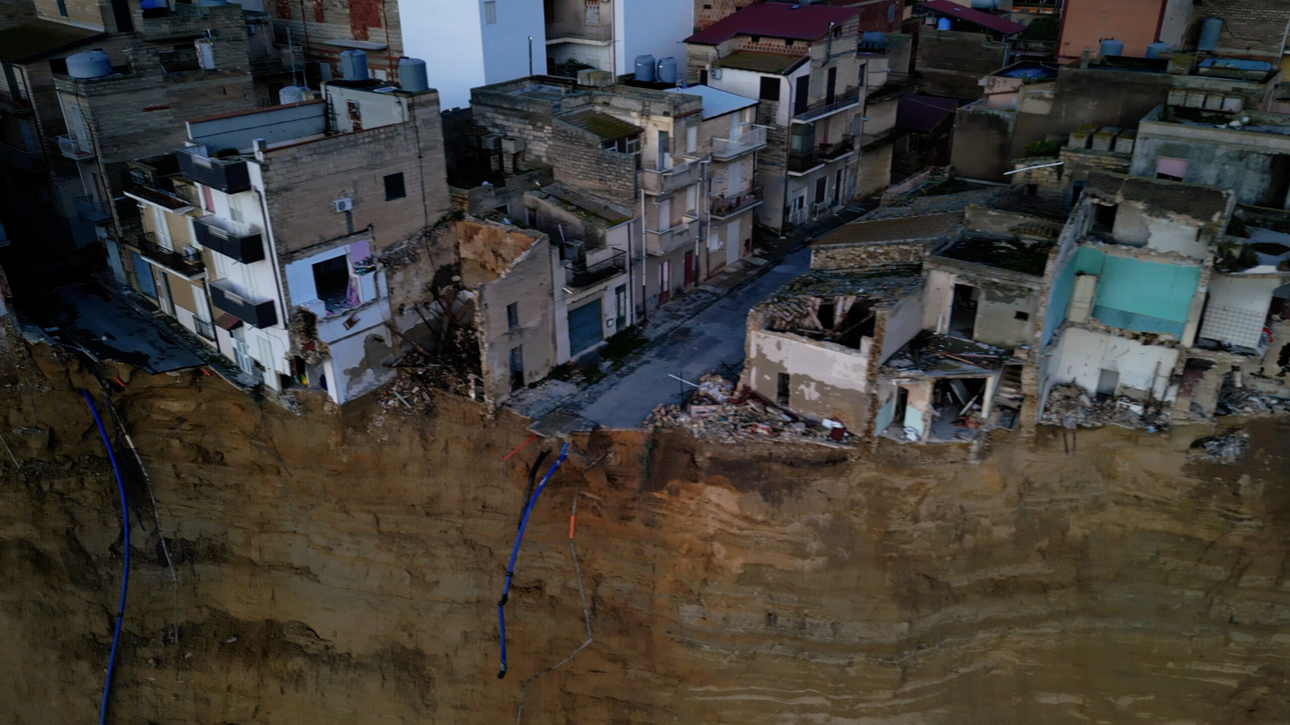 Niscemi: portion of building teetering on ridge collapses 1 niscemi portion of building teetering on ridge collapses scaled