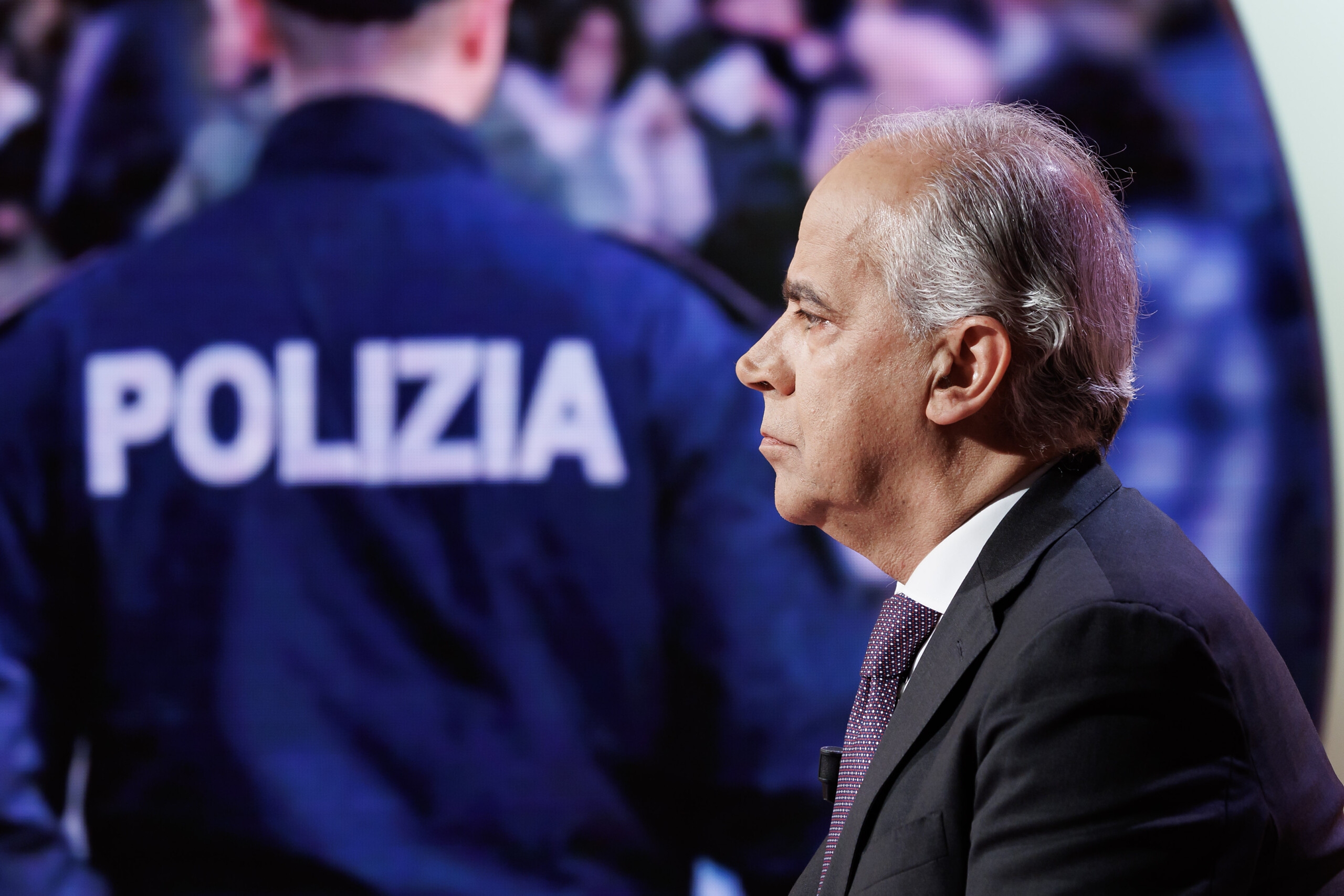 Askatasuna, Piantedosi: ‘Solidarity with officers injured in clashes, applause in the chamber’ 1 askatasuna piantedosi solidarity with officers injured in clashes applause in the chamber scaled