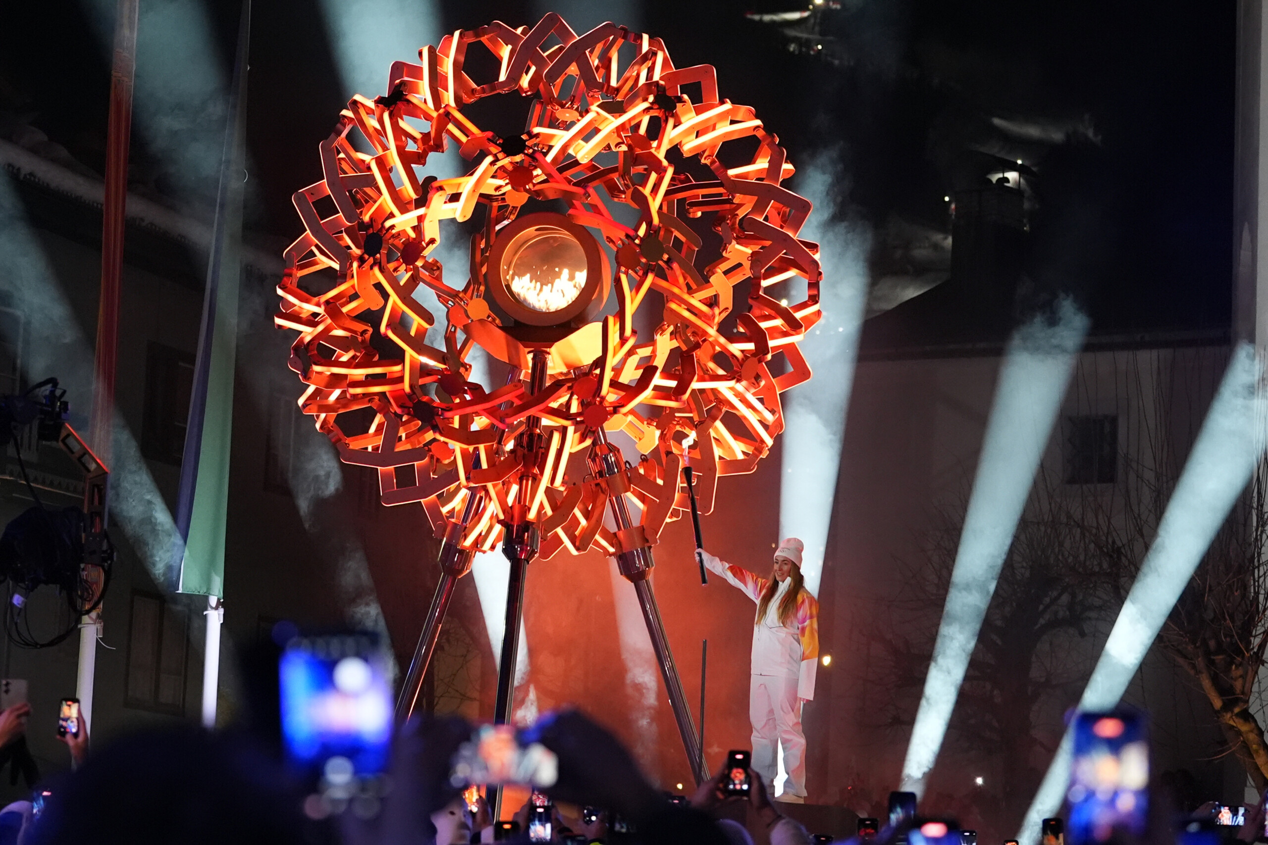 Milan Cortina: Goggia is the final torchbearer in Cortina, lighting the Olympic cauldron 1 milan cortina goggia is the final torchbearer in cortina lighting the olympic cauldron scaled