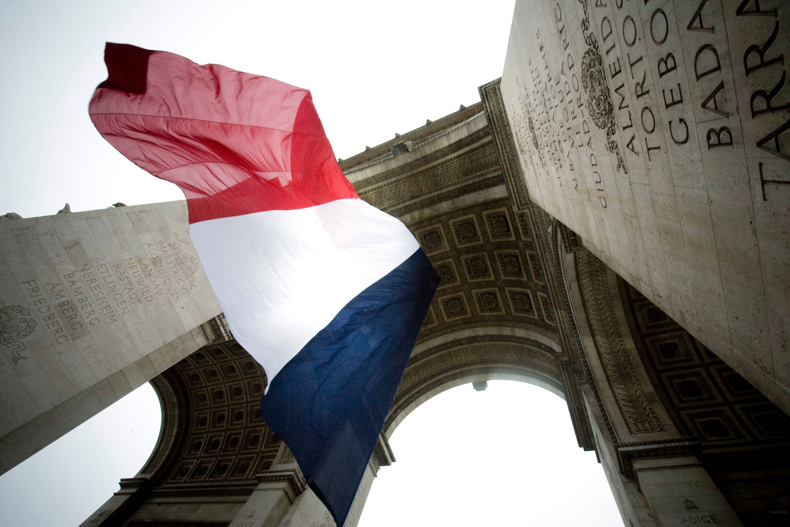 france arc de triomphe attacker dies from injuries sustained scaled