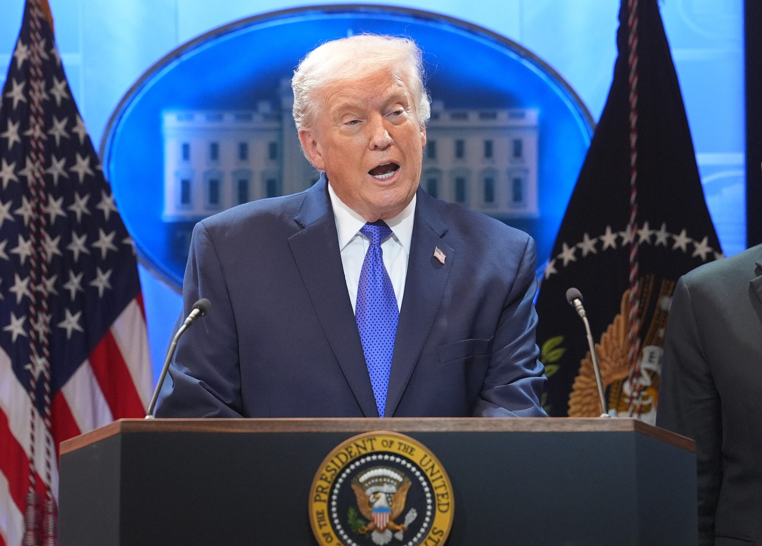 US: Trump announces additional 10% tariffs on top of existing ones 1 us trump announces additional 10 tariffs on top of existing ones scaled