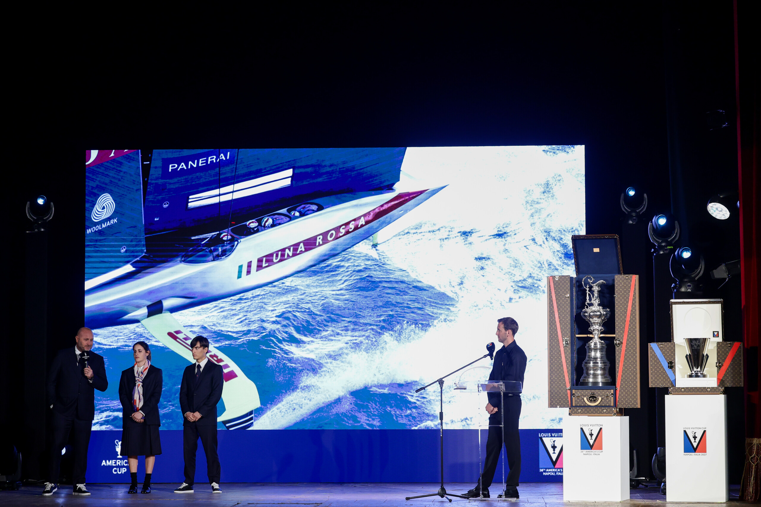 naples clashes between activists and police in bagnoli officer injured scaled