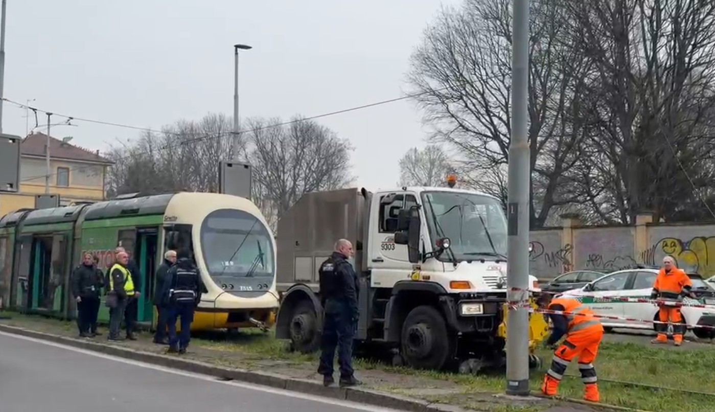 milan fire breaks out on tram line 27 no injuries